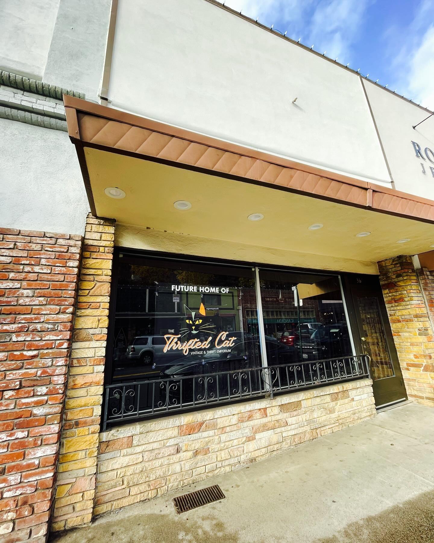 We&rsquo;re doing a thing 👀
✨JANUARY 2025, find us in our NEW SPOT! 
369 Main Street, Placerville 
More info to follow! Xoxo
.
.
.
.
.
.
.
.
.
.
.
#thriftedcat #thrifting #thriftshop #placerville #eldoradocountyca #thriftedfashion #thriftedvintage #