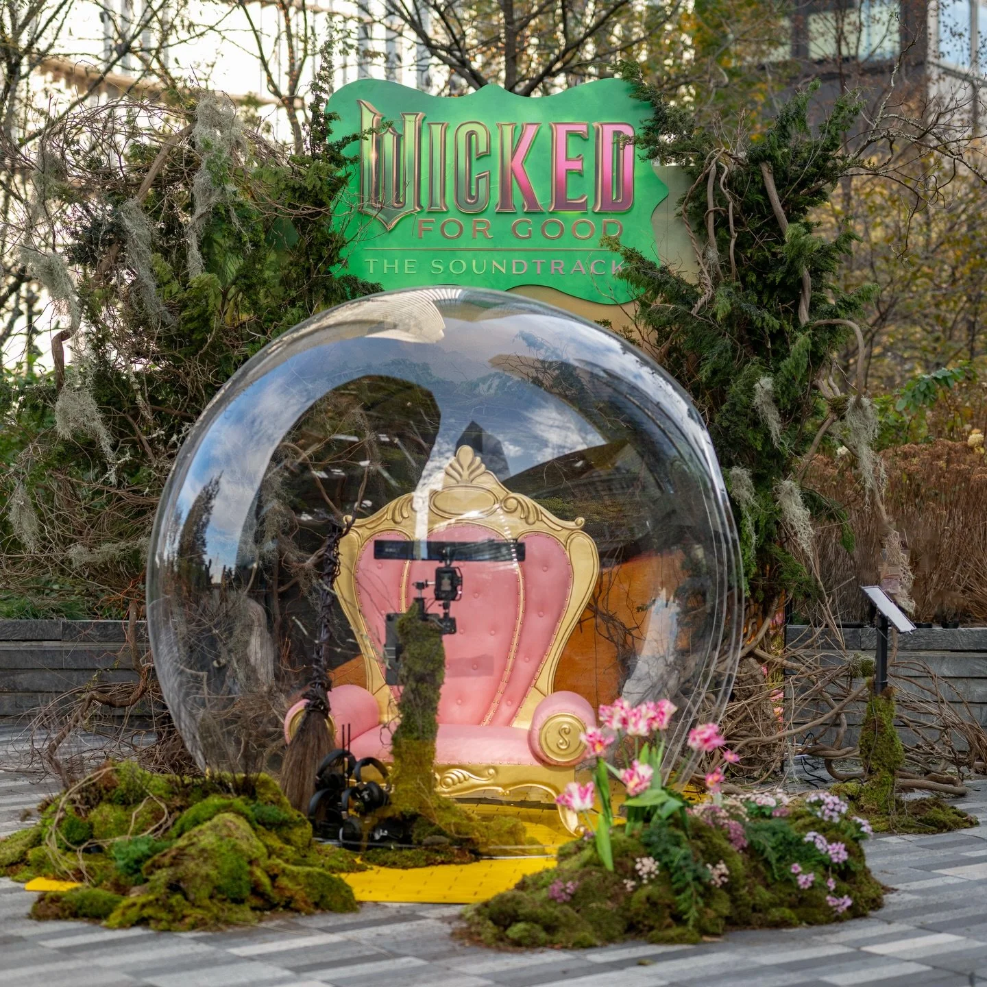 Meta&rsquo;s first reaction bubble popped up at Hudson Yards &mdash; unreleased Wicked tracks inside, reactions captured in real time. 💚⚡️🩷