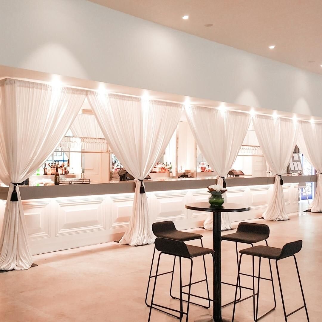 Upgrade your bar with some draping like this design at @leondabytheyarra by @melbourneeventgroup ✨
Gives it a bit more visual interest for your next special event. ⭐️
.
.
.
.
.
.
.
.
#leondabytheyarra #melbourneweddings #weddingplanner #melbourne #cr