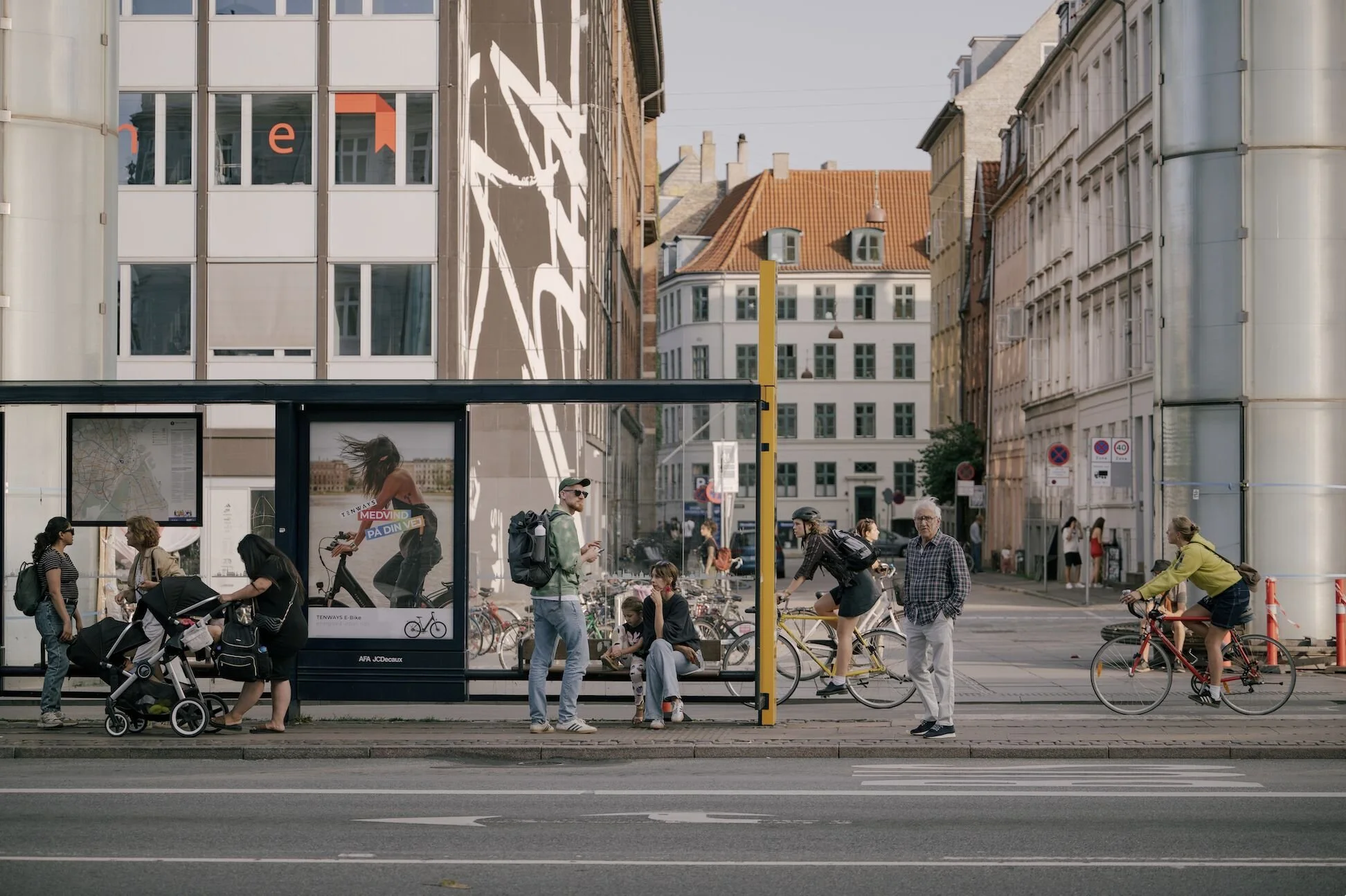Tenways Medvind På Din Vej campaign displayed at a Copenhagen bus stop