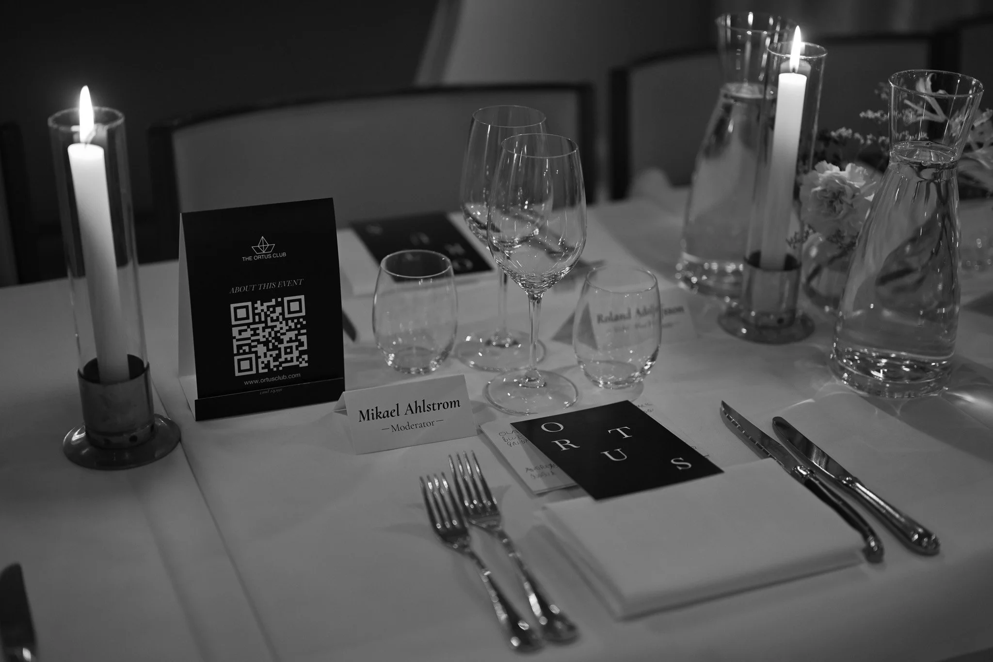 Place cards, QR code and glassware on an Ortus Club dinner table in Stockholm