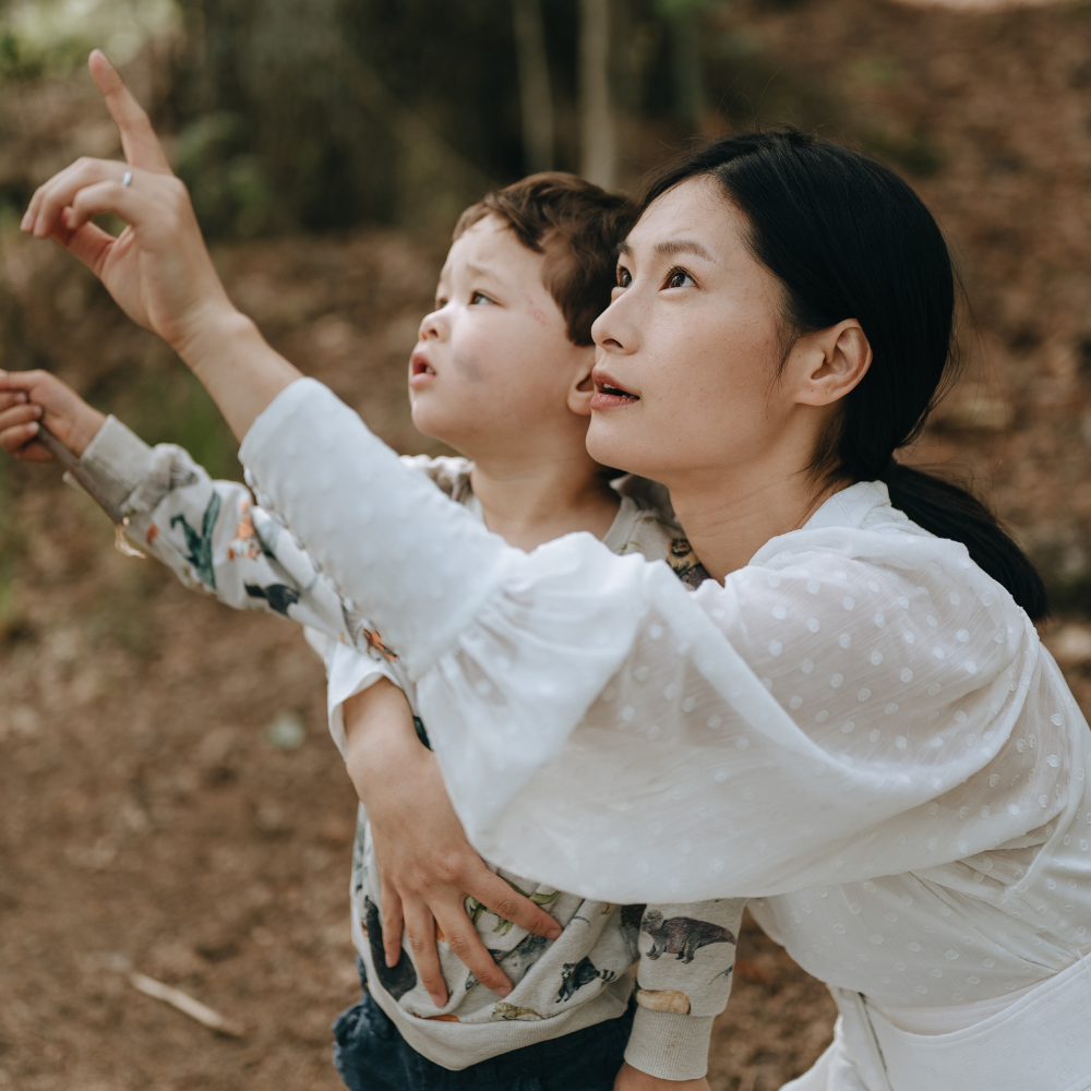 Mother and child during an outdoor family photography session in Stockholm