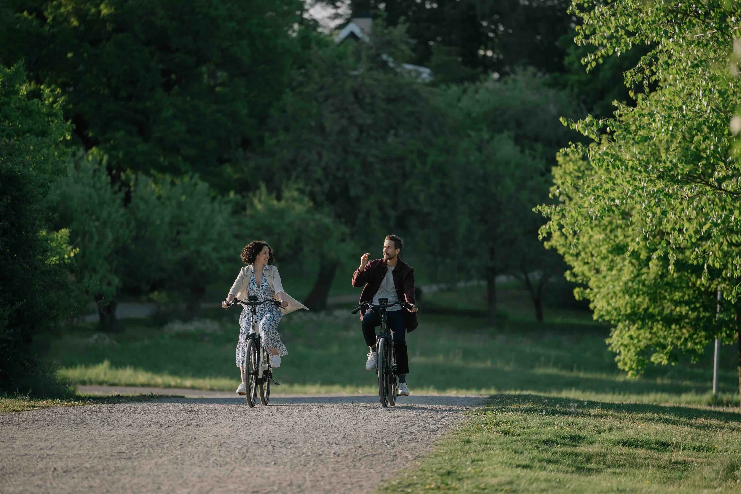 Tenways electric bike photographed with a rider in a Stockholm parkTenways electric bike photographed with two riders in a Stockholm park