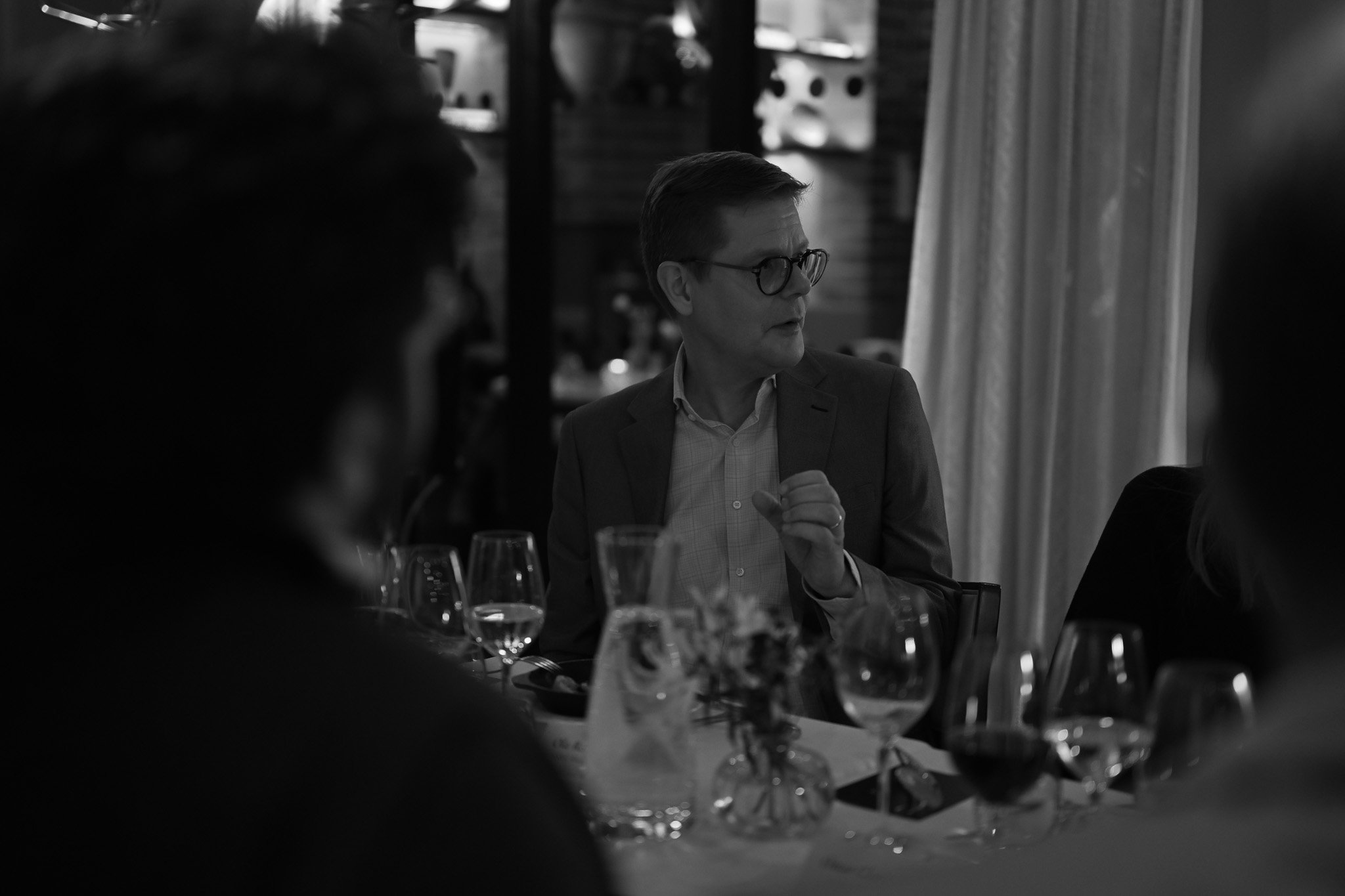 Speaker talking at an executive dinner for Ortus Club in Stockholm