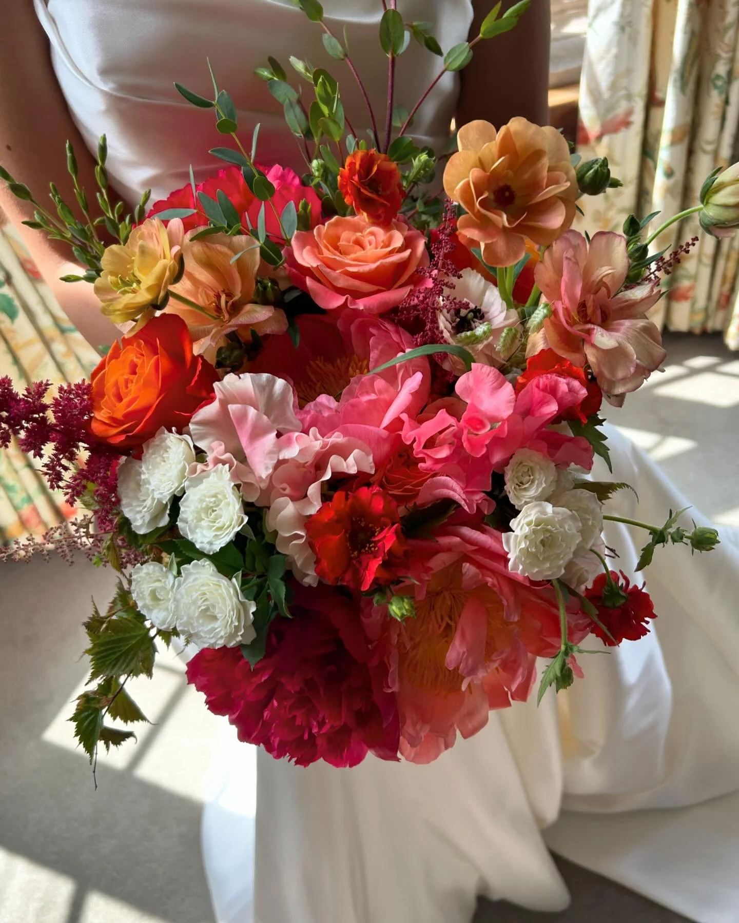 Cheerful bridal bouquet for the brightest and the dearest couple 💞thank you for bringing me back to London!!!! XXXX @m_omao_ 

At beautiful setting  @tylneyhallhotel