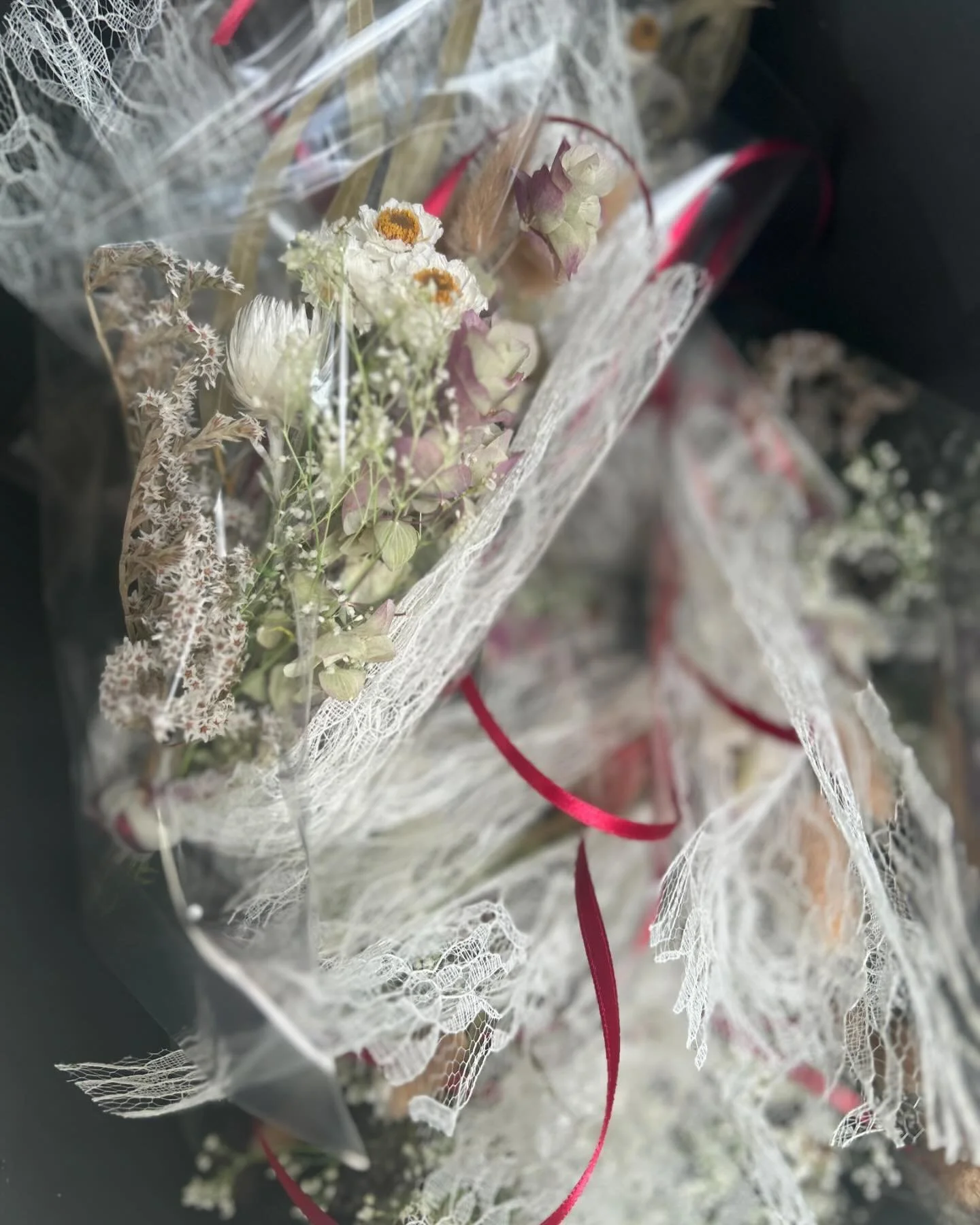 ***Picnic at hanging Rock x @studio_meadows_ collaboration dry flower bouquet ***

映画&rdquo;ピクニック at ハンギング・ロック4Kレストア版&rdquo;の後悔を記念したコラボレーショングッズを制作いたしました!映画は3日より公開されておりますが、コラボブーケは11日よりBunkamura ル・シネマ渋谷宮下で販売予定です！
@bunkamura_lecinema 

映画の中に登場する草原や花々の風景