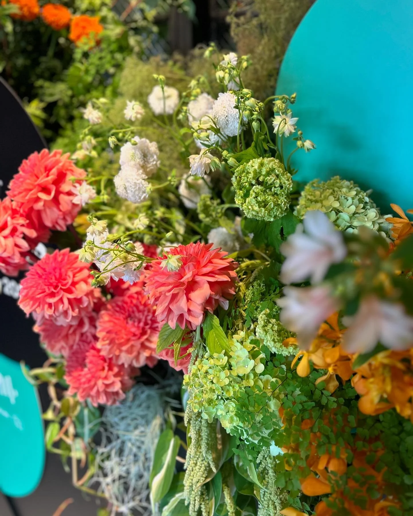 Fun textured floral installation for orange + green themed private party 🍊🌱

Special thanks to @plusorminus.ndesign