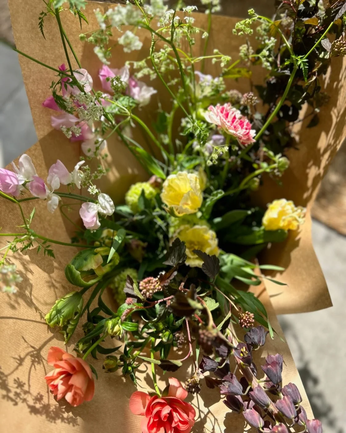 🦋🌞

#flowers #floraldesign #flowerarrangement #floralstyling #flowerstyling #flowerbouquet #bouquet #arrangement #ikebana #flowergift #weddingflowers #eventflowers #springflowers #flowerphotography #花 #花束 #花束アレンジ #花のある暮らし