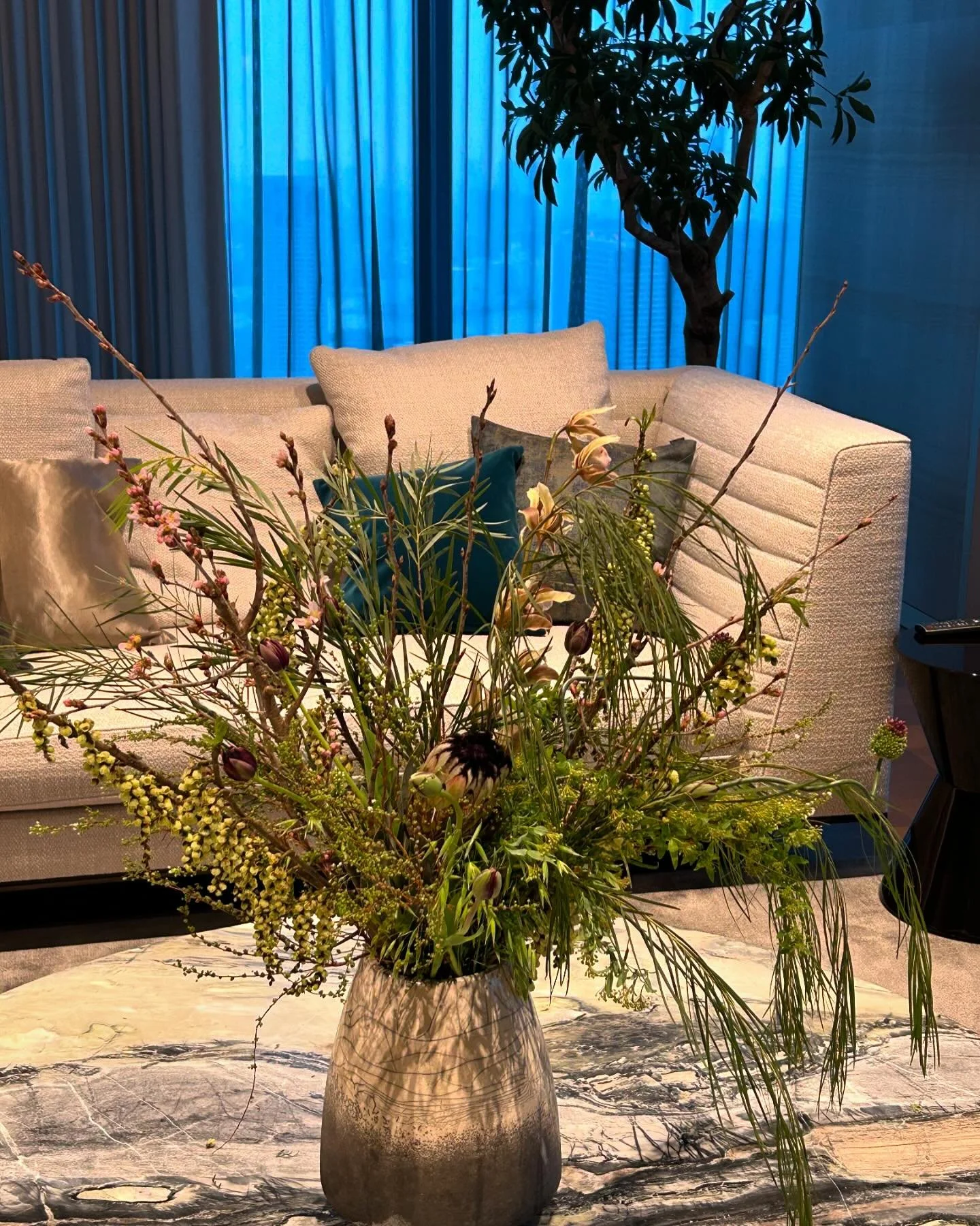 Interior fleurs styling for an amazing house project while dreaming if I could live here somehow&hellip;.

*****空間とインテリアにマッチしたお花選び