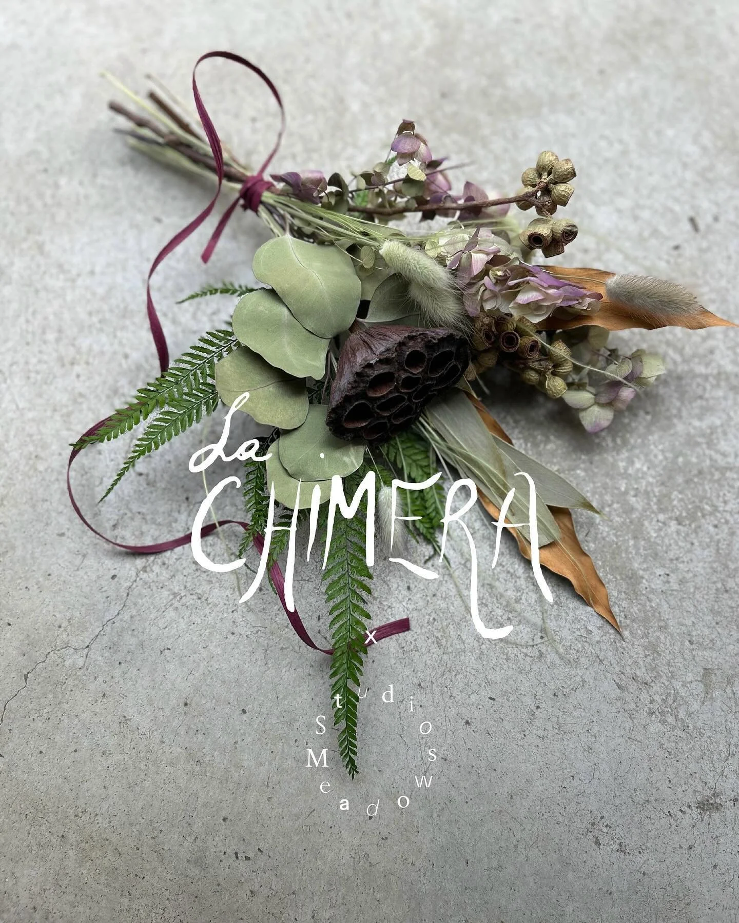 映画『#墓泥棒と失われた女神 （原題 LA CHIMERA) 』 x @studio_meadows_

映画の世界観をイメージしたコラボブーケの販売が決定しました！

緑豊かなイタリア・トスカーナの情景を束ねたようなグリーンのドライミックスブーケ。エトルリア文明の名残をとどめる古都トスカーナの雰囲気を表したアンティークな組み合わせに。本作の鍵となる「赤い糸」で束ねています。ブーケにしても壁掛けにしてもお楽しみいただけます。

▼全タイアップの詳細は @bitters_end さんの公式note