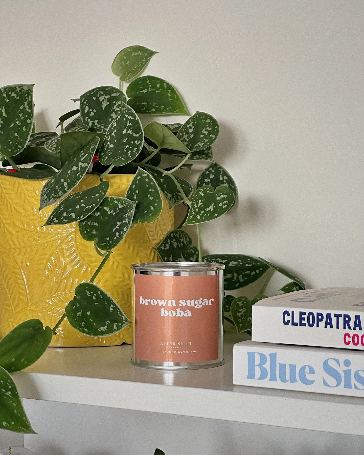 But ofc i had to keep one each candle for myself for personal use 🤭 My reading room smells like a boba cafe at the moment, delicious and cozy! 😌