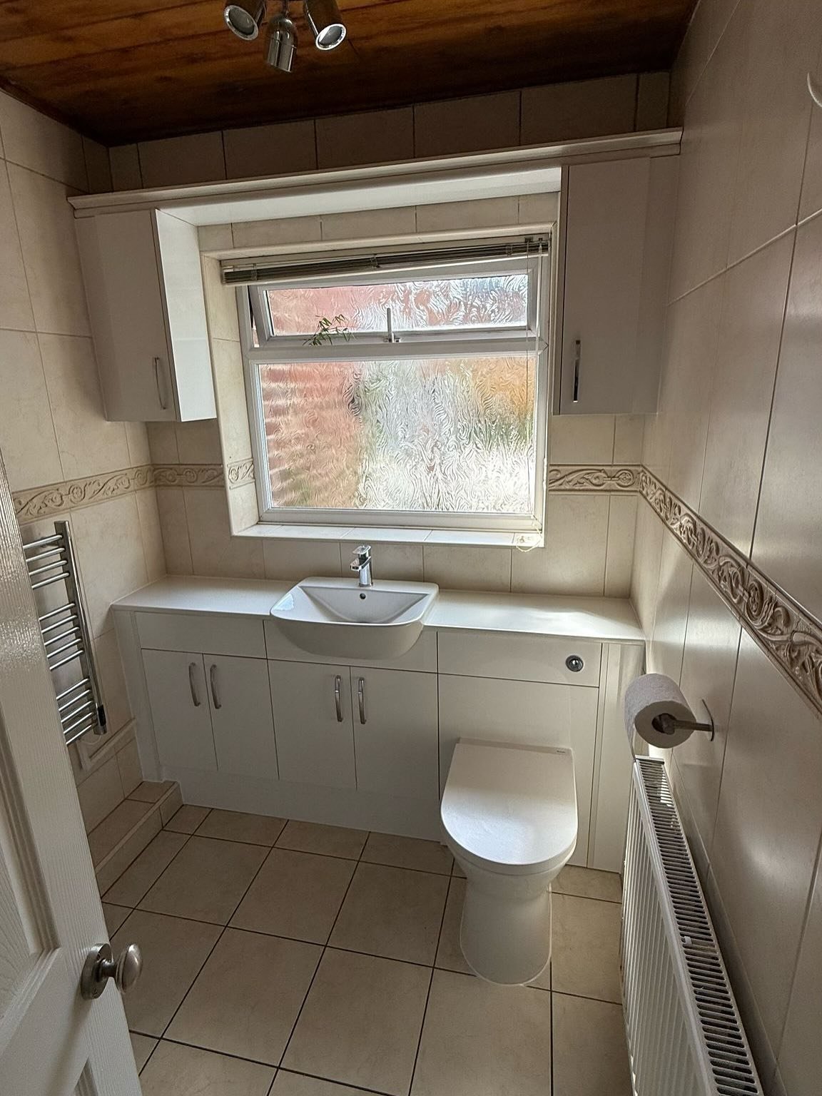 A cheeky little furniture swap we managed to fit in this week. We think it has given a complete refresh while still in keeping with the original decor. Thanks to @jr.tilingandbathrooms for your work on this one. Furniture supplied by @bathroomstolove