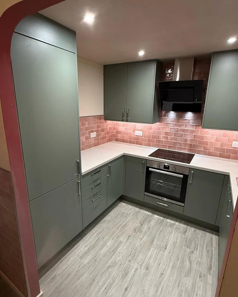 Finished pictures of a kitchen and downstairs WC installation we completed last week. Thank you so much to our FAB team @jr.tilingandbathrooms @danielbudgen @jnewks14 and Lewis and Charlie. How amazing does it look? 🤩 love the colour combination. Th