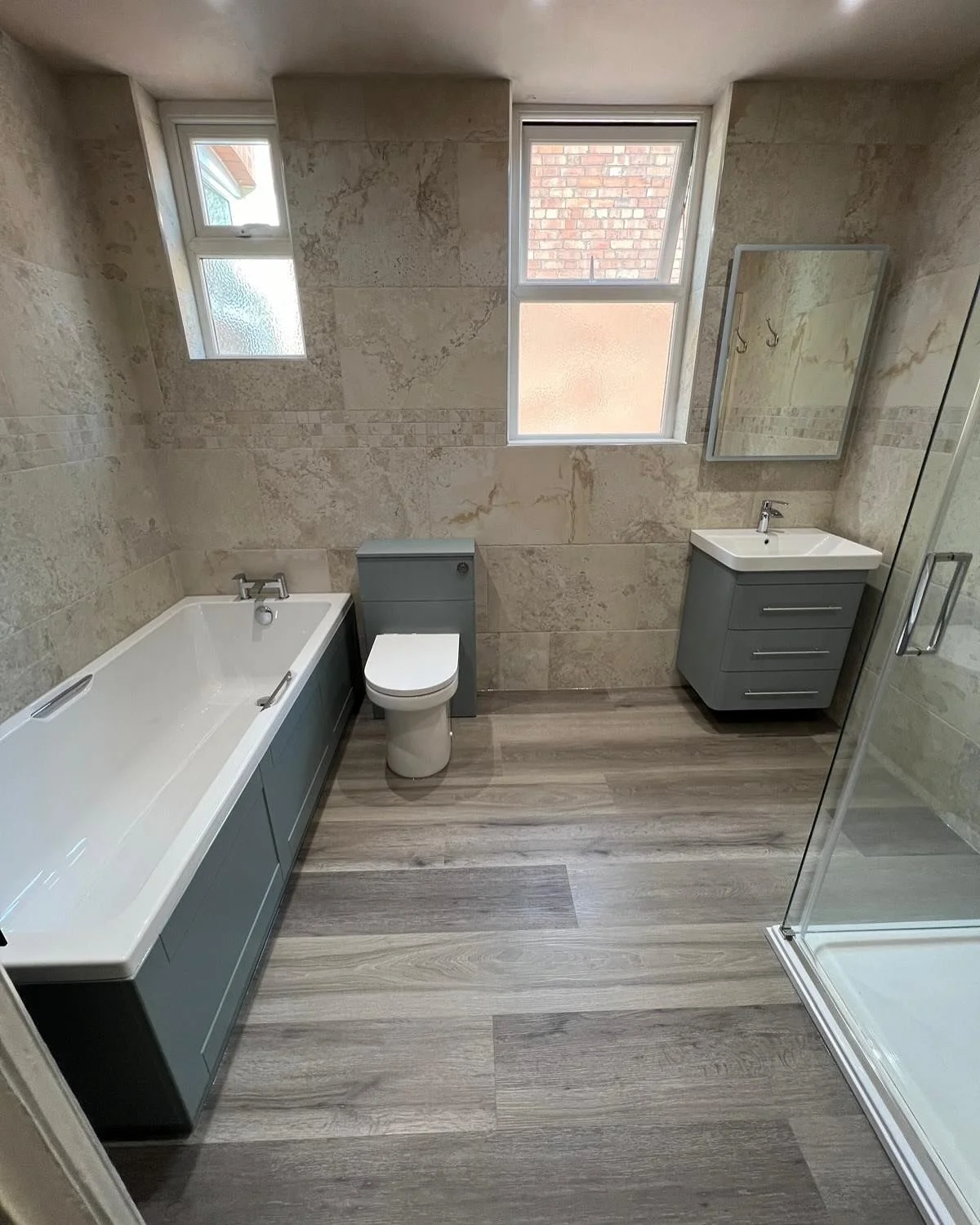 Another bathroom completed!✔️ lovely big bathroom to work with. Thank you so much to our fantastic team @jr.tilingandbathrooms @jnewks14 @danielbudgen and Lewis for the hard work which went into this one&hellip;it looks great🤩 flooring supplied by @