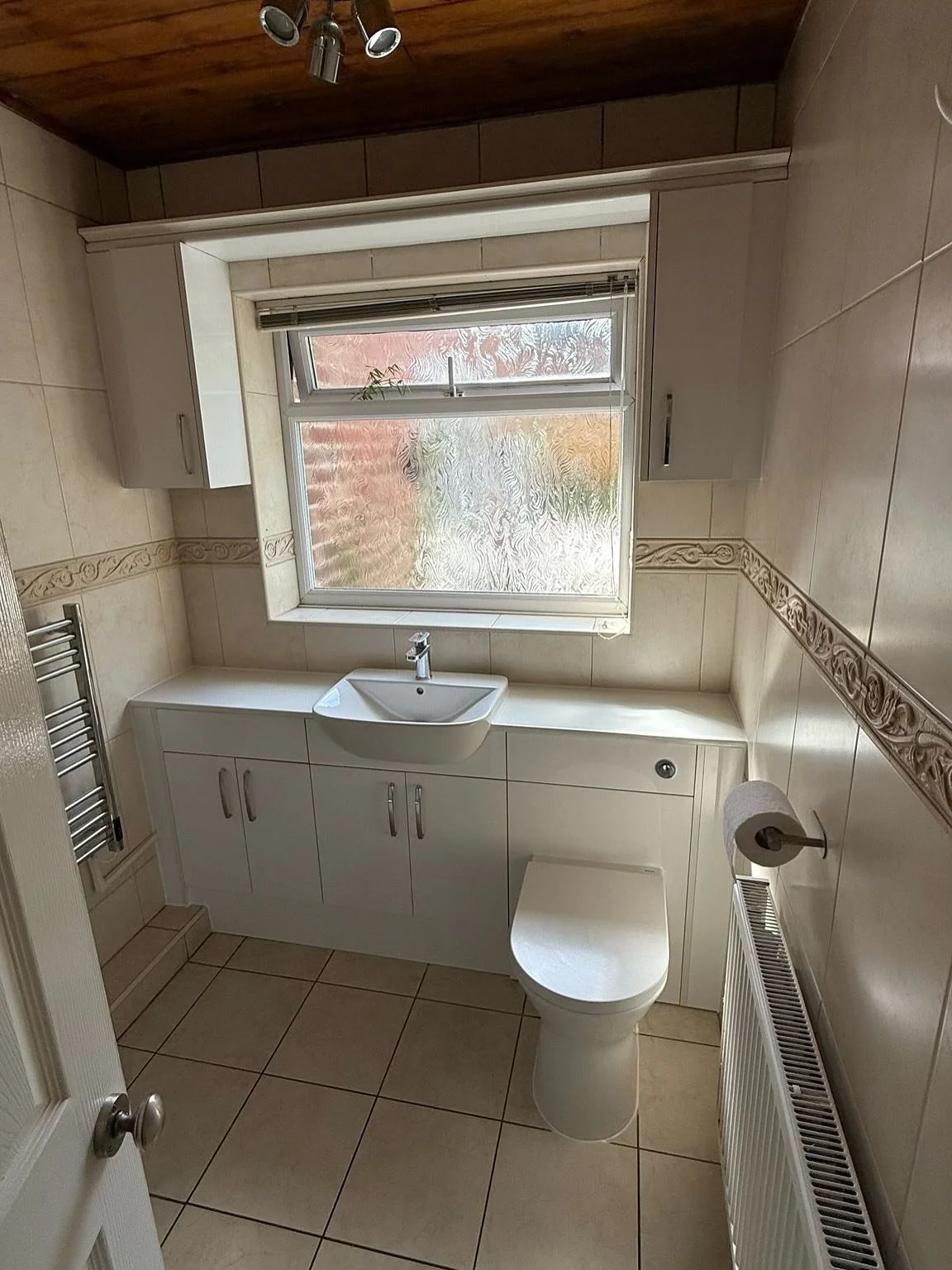 A cheeky little furniture swap we managed to fit in this week. We think it has given a complete refresh while still in keeping with the original decor. Thanks to @jr.tilingandbathrooms for your work on this one. Furniture supplied by @bathroomstolove