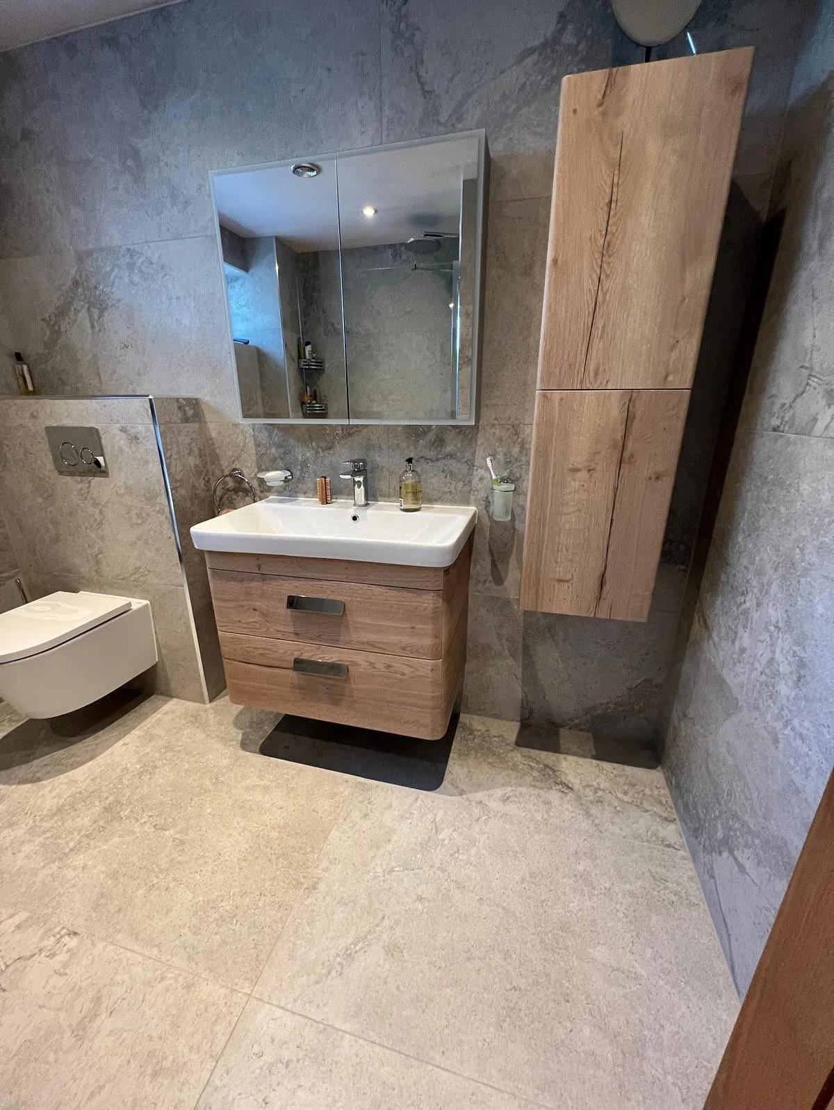 Another bathroom completed by the team 🤩 huge thanks to @lmdarlowpropertyservices @red.bathroomandpropertyservice @danielbudgen and @john815910 for working on this one for us. Wall and floor tiles supplied by @emctiles. The basin unit and tall stora