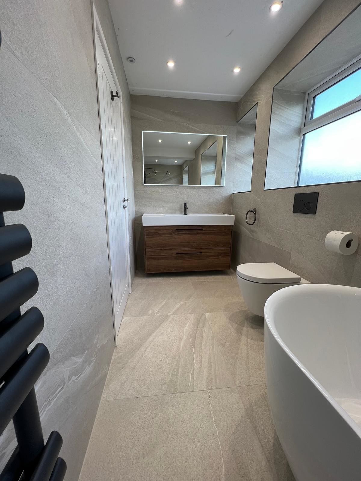 Our most recent bathroom renovation and what an amazing transformation this one is🤩 Huge thanks to our fantastic team Lewis, @jr.tilingandbathrooms @danielbudgen and John for the work that went into getting this one completed. All brassware is from 