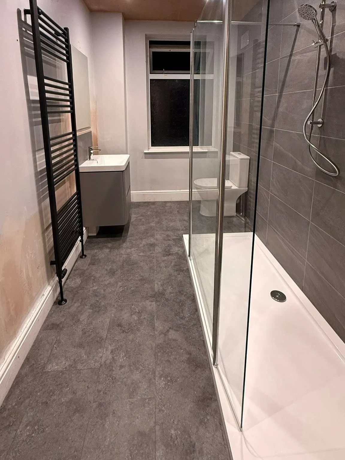 Another fantastic bathroom transformation carried out by the team last week. What a difference! 🤩 Many thanks to @jr.tilingandbathrooms, Fin and @danielbudgen for carrying out the work on this one. Large walk through shower with the dual deflector p