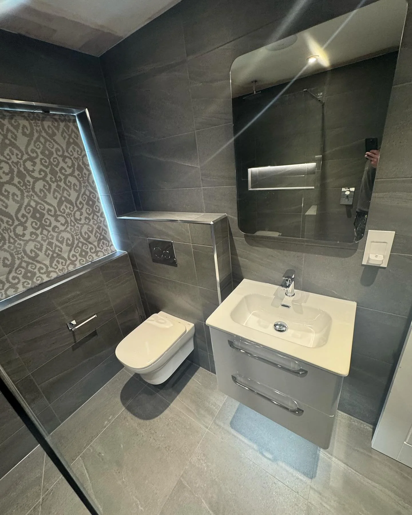 Pictures of a wetroom transformation we have recently completed. Huge thanks to our amazing team @lmdarlowpropertyservices @red.bathroomandpropertyservice and @danielbudgen for all the work completing this one&hellip;looks amazing🤩 The tiles on the 
