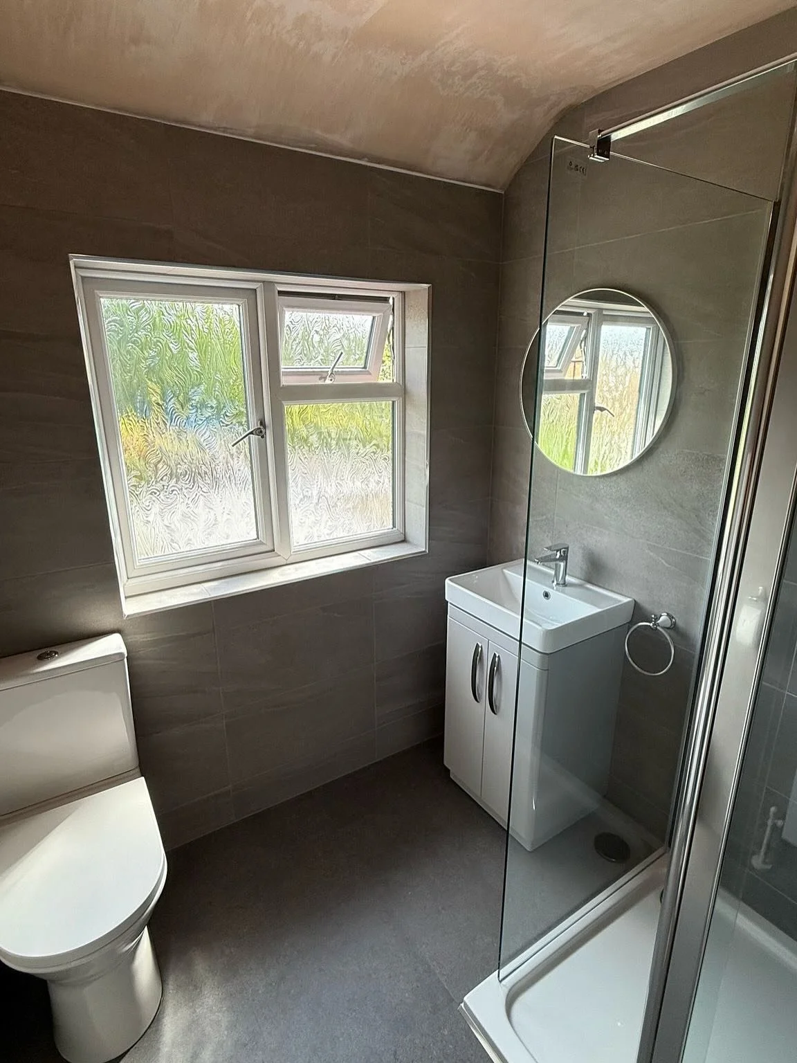 Some before and after photos of another bathroom renovation completed by the team last week. Quite a transformation 🤩 Huge thanks go to Lewis, @jr.tilingandbathrooms and @danielbudgen for the work that went into getting this one completed on time. T