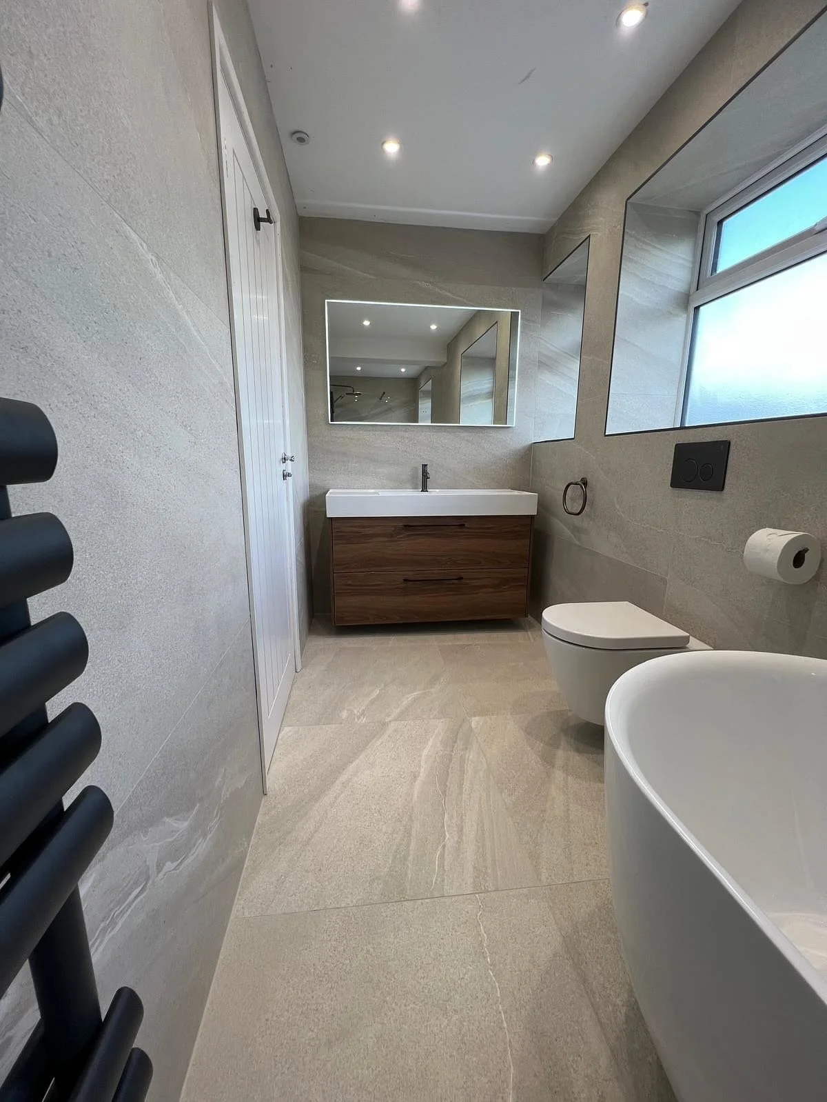Our most recent bathroom renovation and what an amazing transformation this one is🤩 Huge thanks to our fantastic team Lewis, @jr.tilingandbathrooms @danielbudgen and John for the work that went into getting this one completed. All brassware is from 