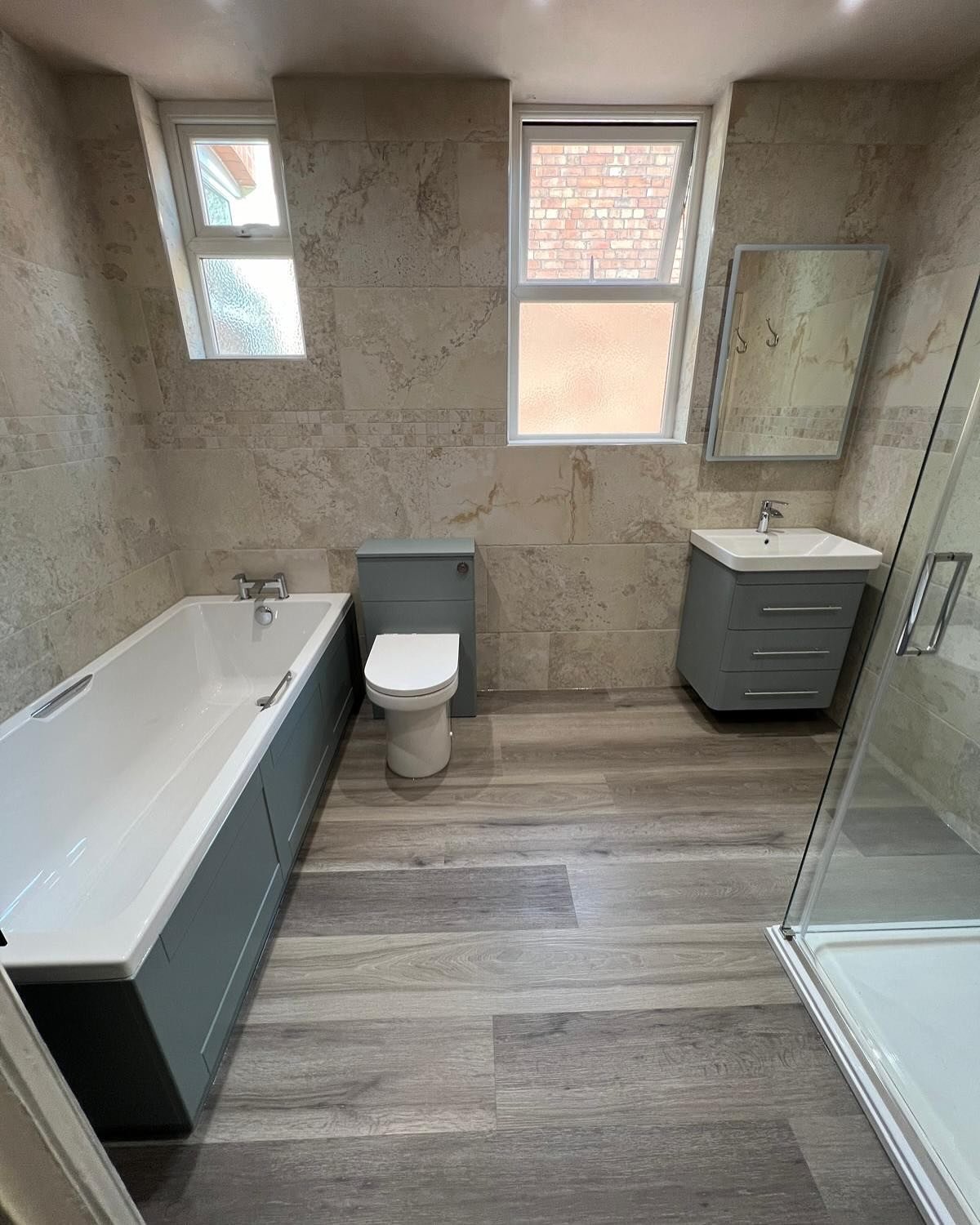 Another bathroom completed!✔️ lovely big bathroom to work with. Thank you so much to our fantastic team @jr.tilingandbathrooms @jnewks14 @danielbudgen and Lewis for the hard work which went into this one&hellip;it looks great🤩 flooring supplied by @
