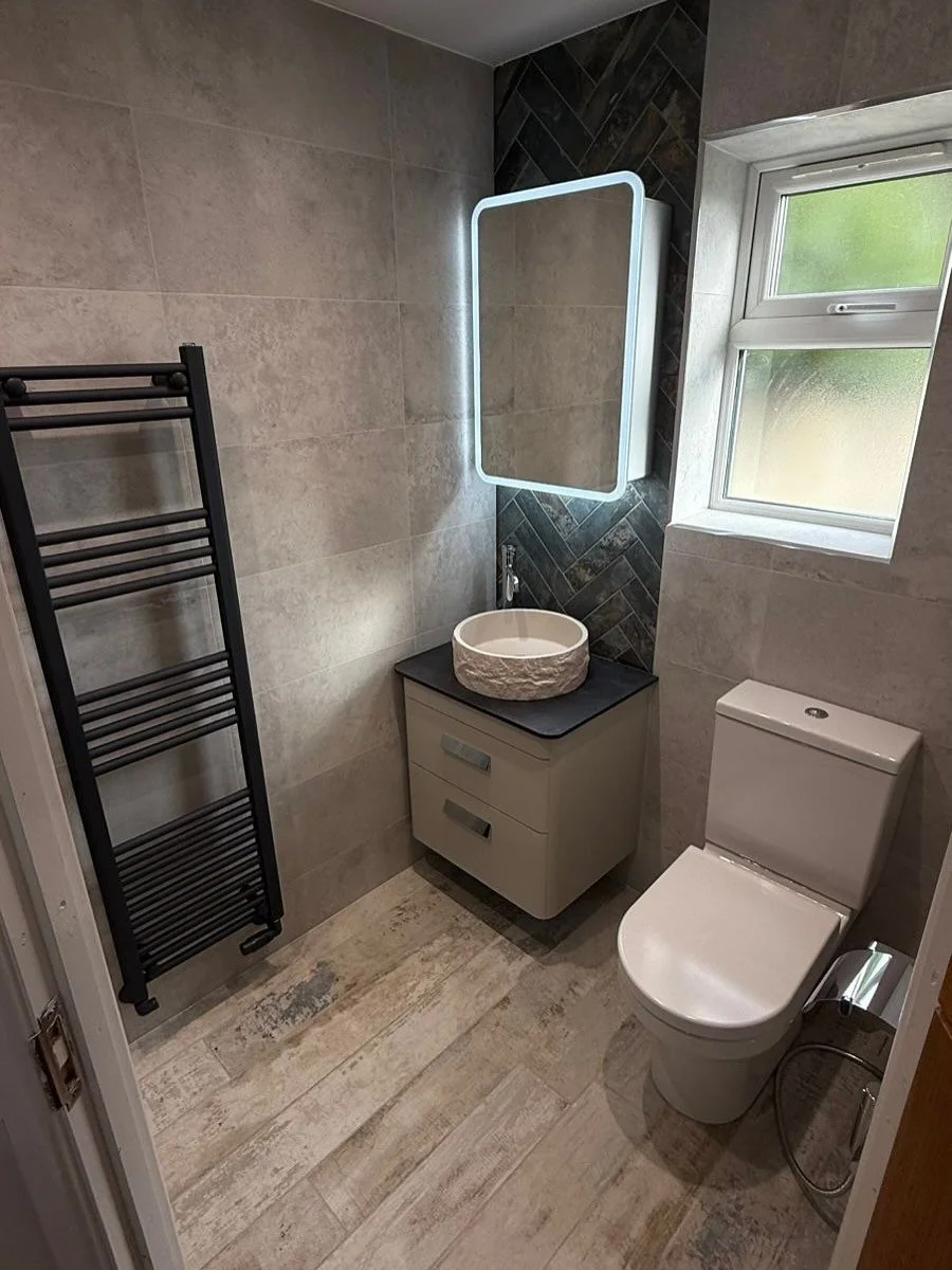 WOW! 🤩 what a fantastic makeover of this bathroom we completed this week. Huge thanks to our fantastic team @jr.tilingandbathrooms @danielbudgen @john815910 for all the work which went into this one&hellip;.it looks amazing! Tiles supplied from @emc