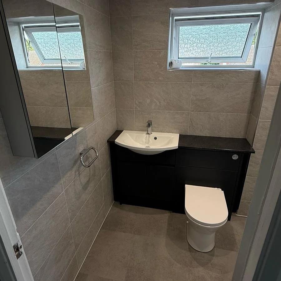 Before and after pictures of a bathroom we completed at the beginning of the month. Quite a transformation! 🤩 Many thanks to @jr.tilingandbathrooms @danielbudgen and Lewis for the work that went into this one. Removed the bath and separate shower en