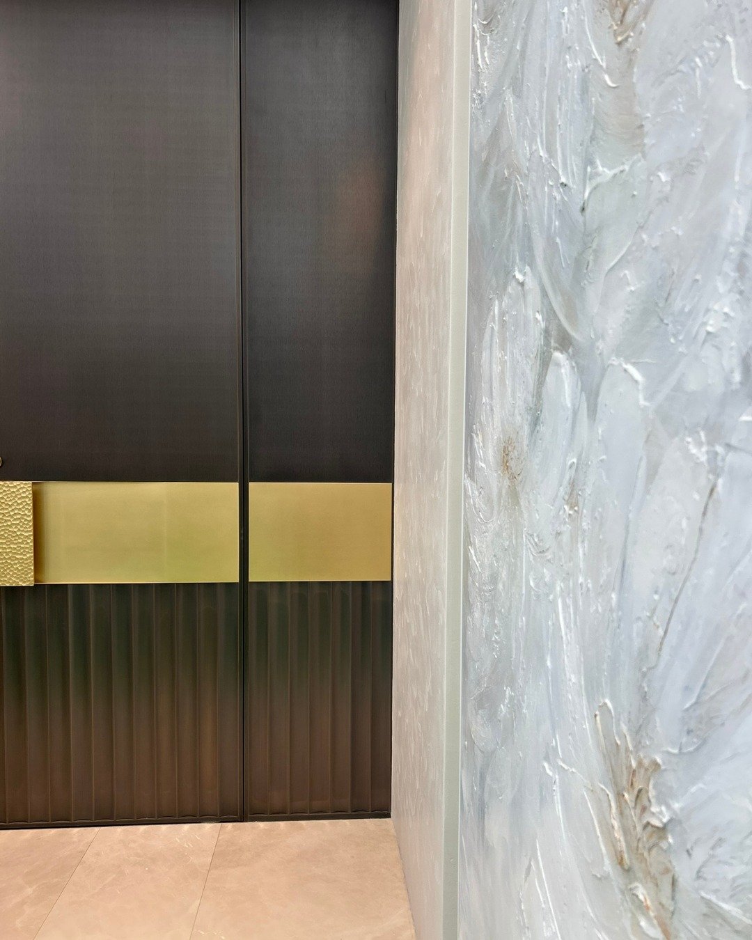 Project - Eastern Bays | Finishing touches

Art is deeply personal.

What we are drawn to, what we feel within a piece, and the stories we find in it are often a reflection of ourselves.
For this home, Joanne from Bespoke Kitchens and Hayley from Aug