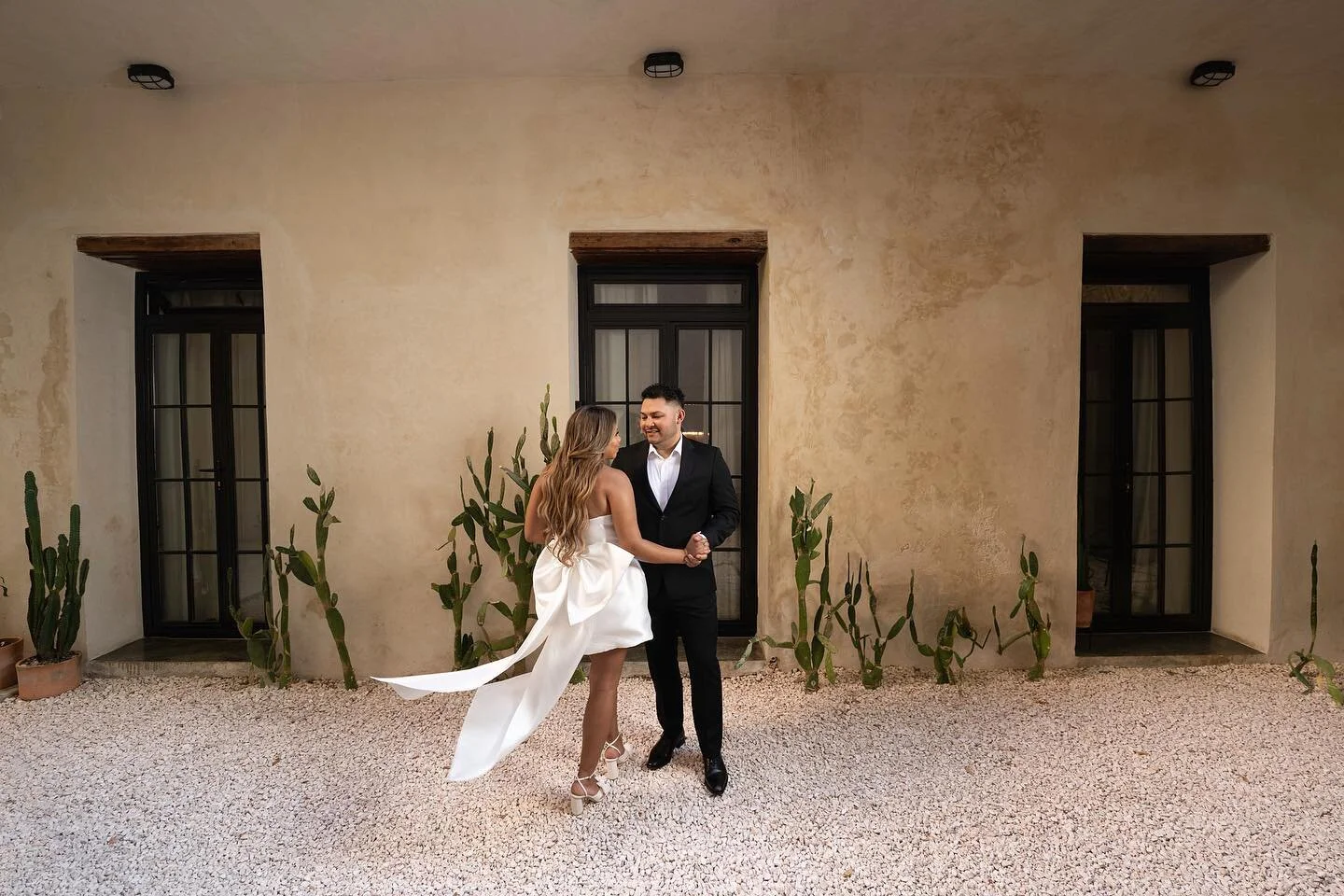 Souls don&rsquo;t meet by accident 🤍
&bull;
bride: @genesissx0x 
groom: @rogercheguevara 
wplanner: @bs_weddingplanner @lizandrasegura 
makeup: @jhonaly_guzman 
video: @capture.do 
📍 @fixielofts 
&bull;
#fotochera Emotional &amp; Stylish Wedding Ph