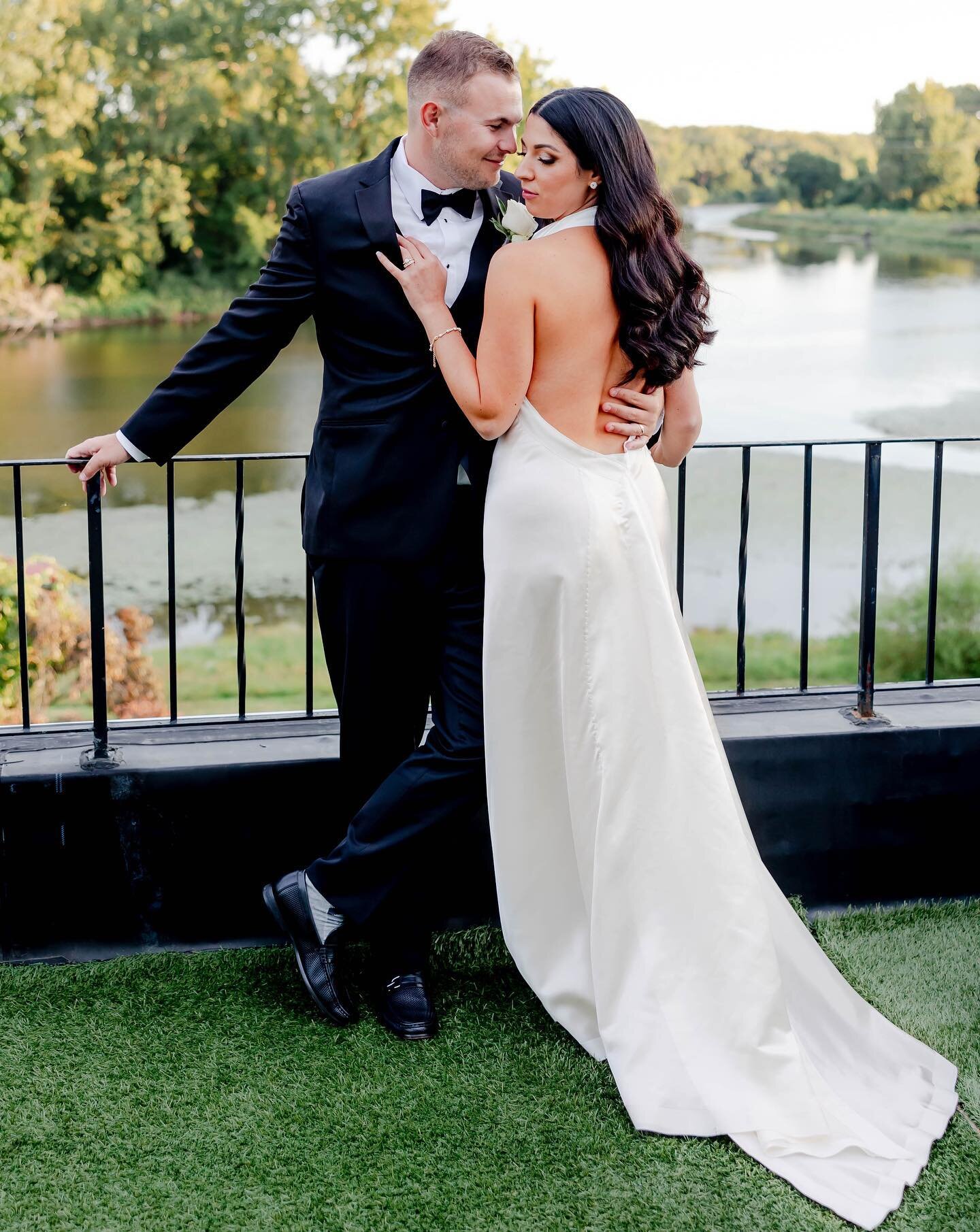 A little post-ceremony shoot of the happy couple. These black and white shots just hit different&hellip; 😮&zwj;💨 So happy to see this work shot by one of my very favorites, @amyjowenphoto