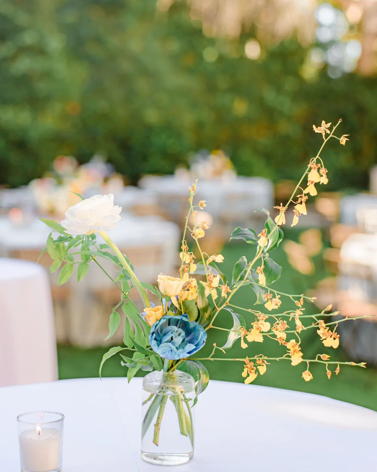 Sweet floral moment...
.
.
.
Florist: @adorning.yourspace 
Rentals: @3littlebirdseventplanning 
Photographer: @karacoleen