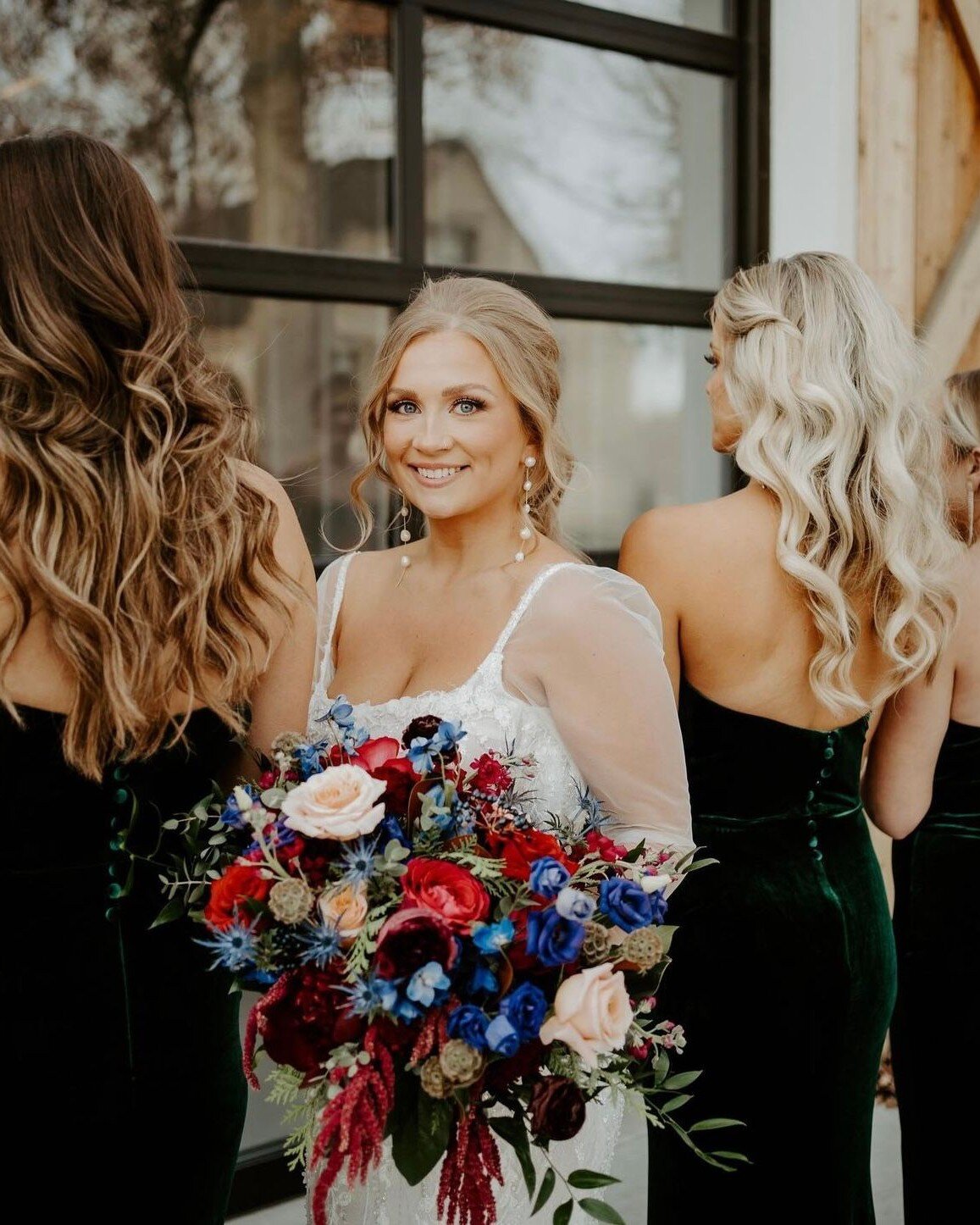 When you and your girls show up looking 10/10🤩

📸: @enlowproductionsllc

#kcpldistrict #kcmo #kcstylist #kchair #blowdrybarkc #kcmakeupartist #makeupinspo #poshkc #hairstylist #kcweddingmakeup