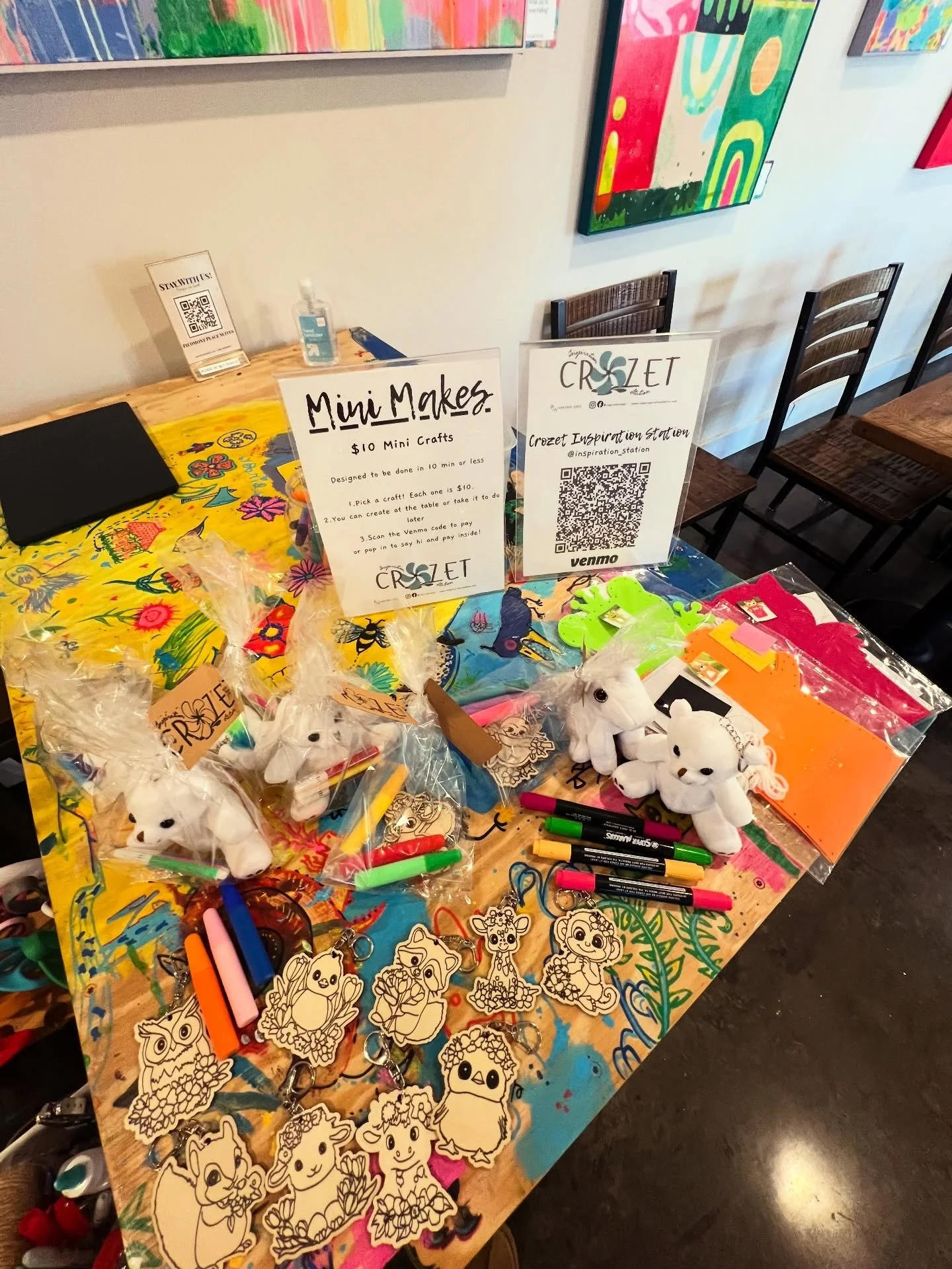 Mini Makes on Friday 😃😃😃 

On Fridays we like crafts that can be done in 10 mins or less