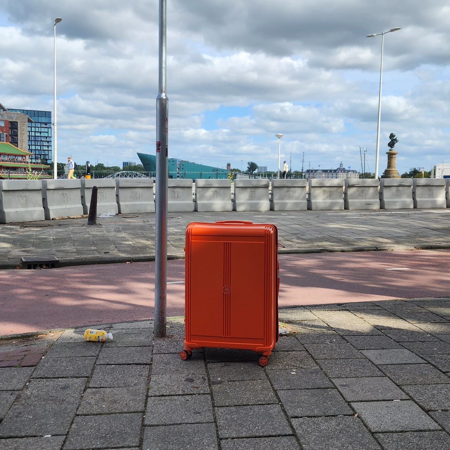 🟧 Walked by this suitcase hours later... opened, there was pizza box inside 🍕

#orange #suitcase #travel #amstersam  #amsterdamnetherlands #Netherlands #vanderwallen #onthego #traveltheworld #city #urban #Dutch #holland