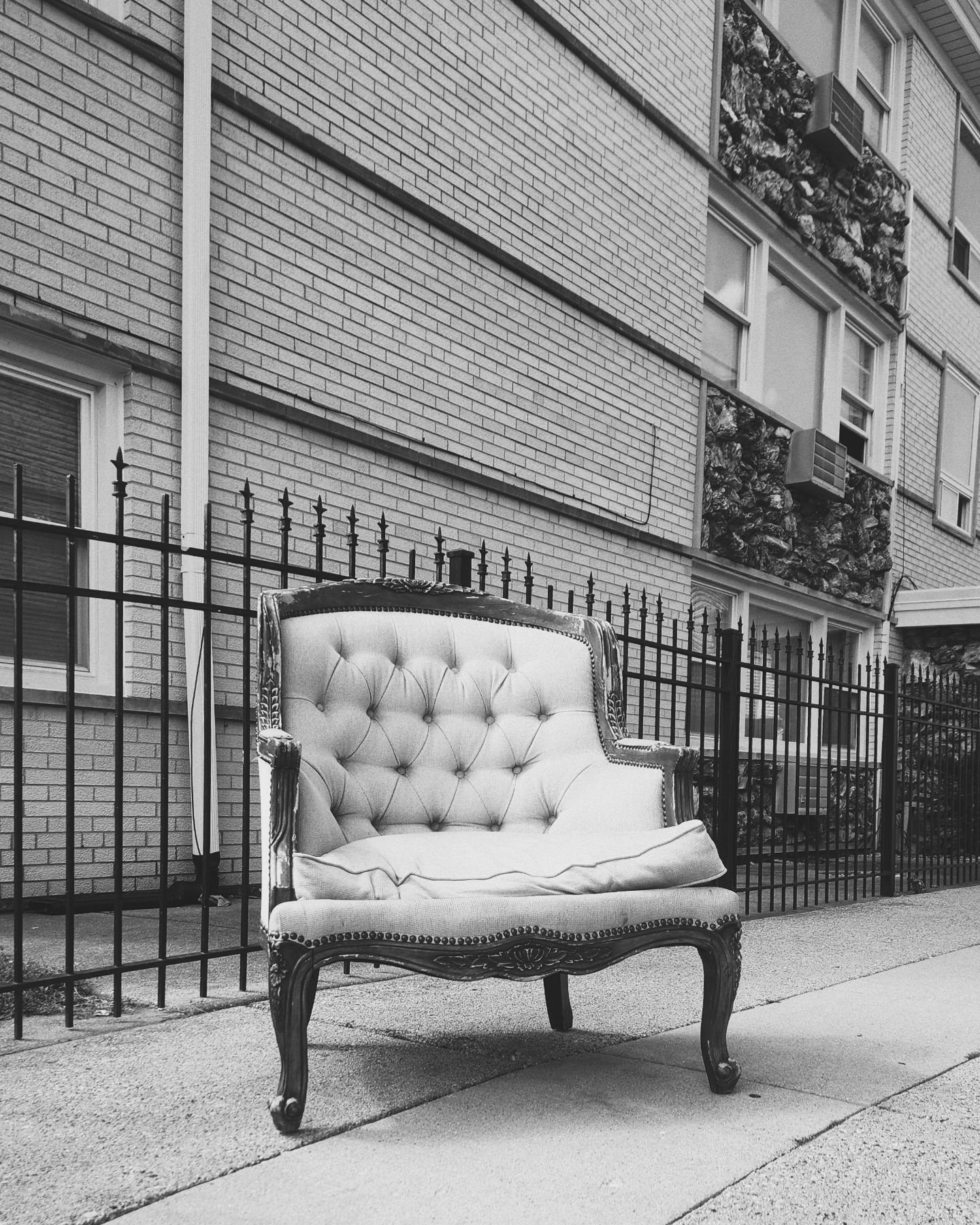 Excuse me, gentlemen 🚬 

#streetsofchicago #summertimechi #oldchair #chair #oldfashioned #chair #seat #furniture #vintage #vintagefurniture #trashtotreasure #reusereducerecycle #repurpose #repurposedfurniture #classy #classic #style #homefurniture #