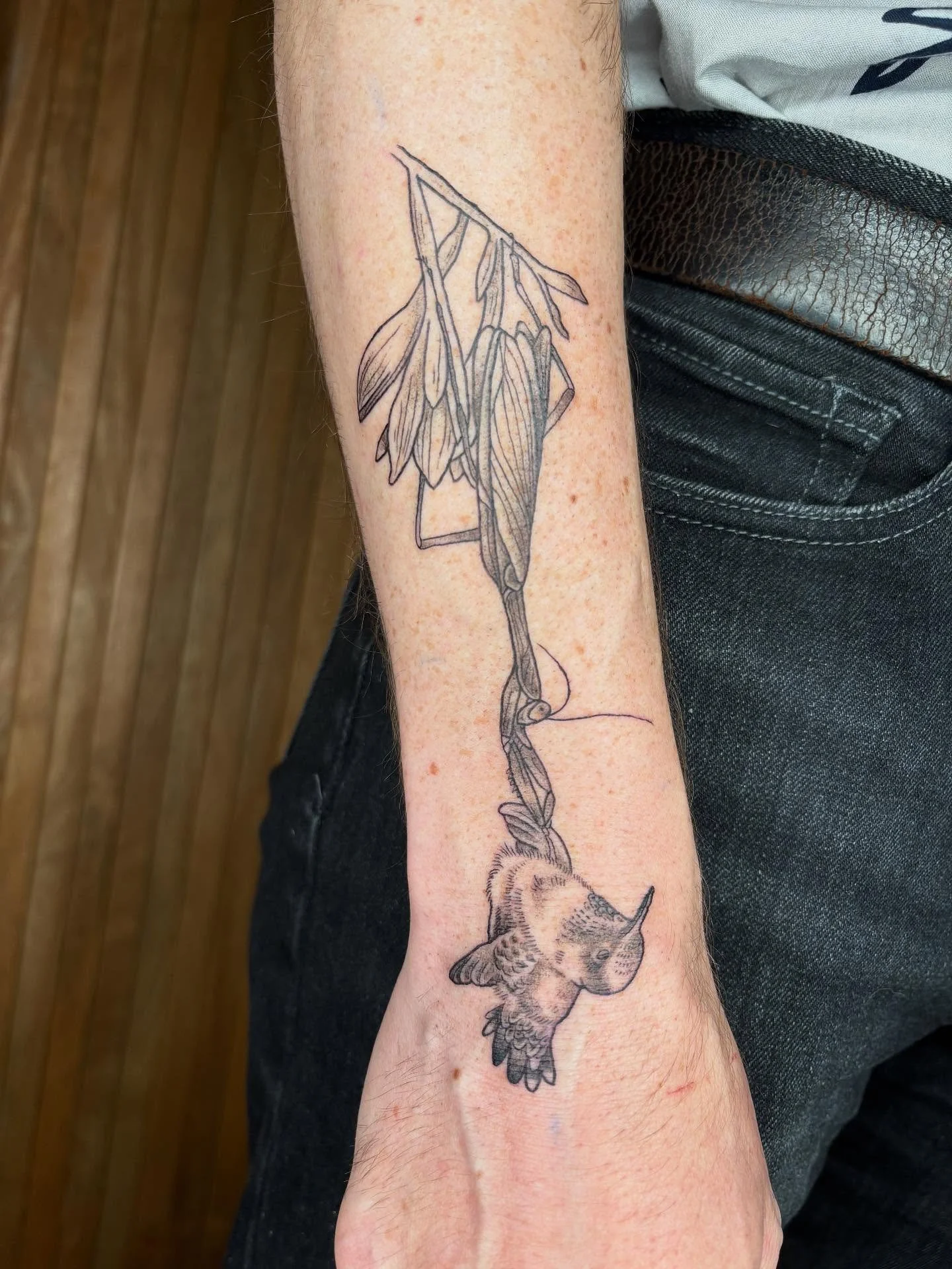 Mantis eating a hummingbird for new friend @nikkocurti ! Customized flash to include a female Allen&rsquo;s hummingbird. Love this placement, thanks Joey! 

Done @rodeotattooco 

#latattoo #losangelestattoo #birdtattoos #bugtattoo #insecttattoo #mant