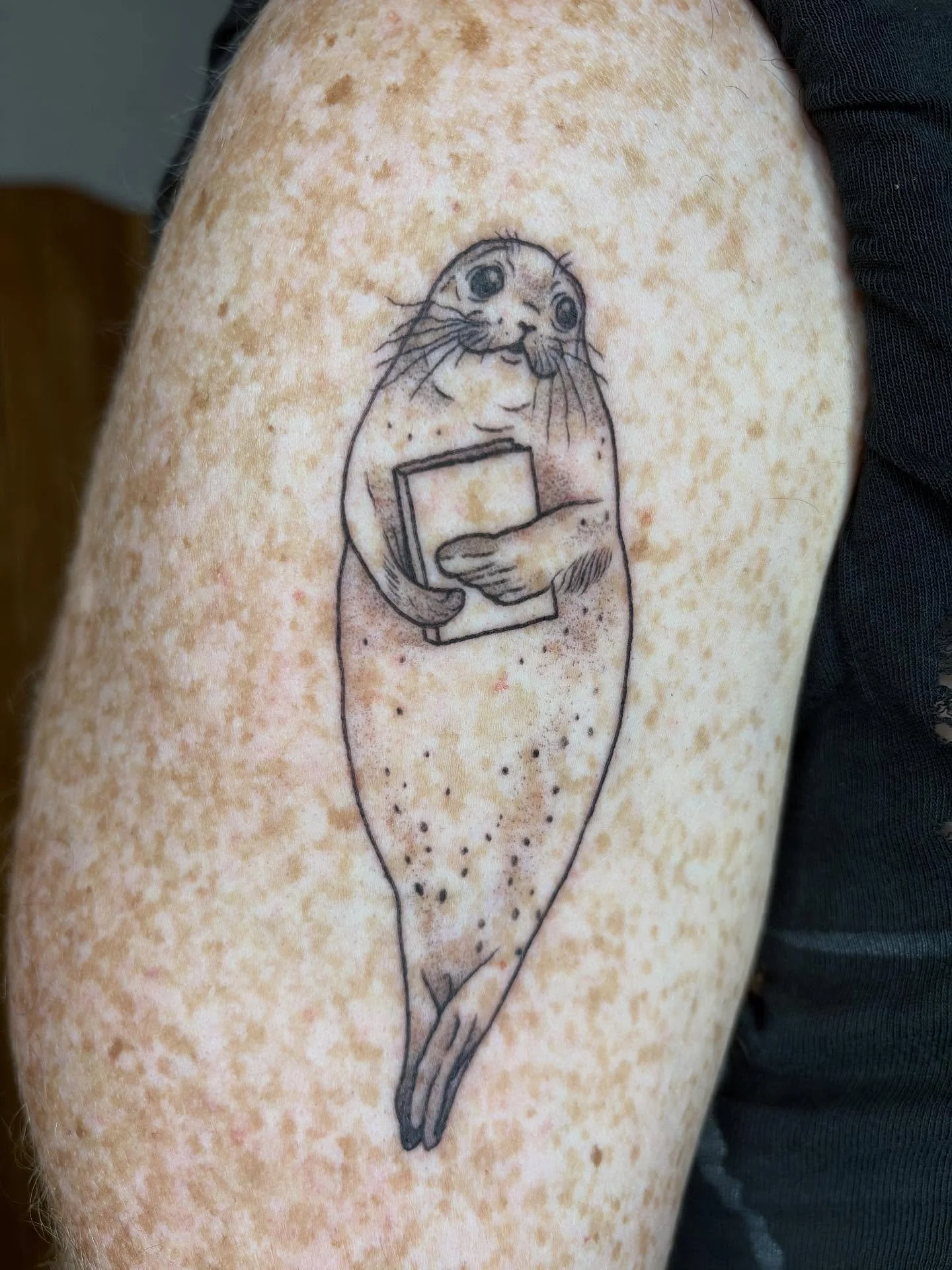 Extra extra CUTE matching seals holding books tattoos for besties Glenna and Jay! thanks so much for this cutie custom request! 

And thank you for my cute seal sticker @glennagordon check out her amazing underwater photography!

#sealtattoo #cutesea