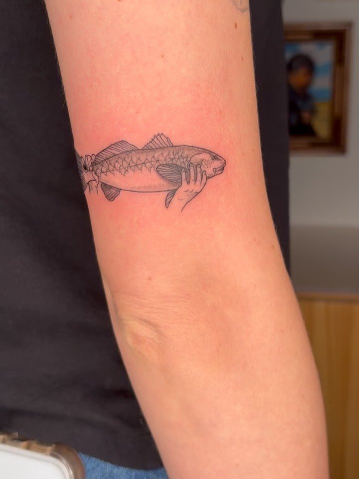 Honored to do a very special tattoo for @sarahbresn !! 

Memorial tattoo of her brothers hands holding a red drum fish he had caught, based on a sweet photo memory of him! This illustration also happens to be her first album cover ☺️ 

Can&rsquo;t wa