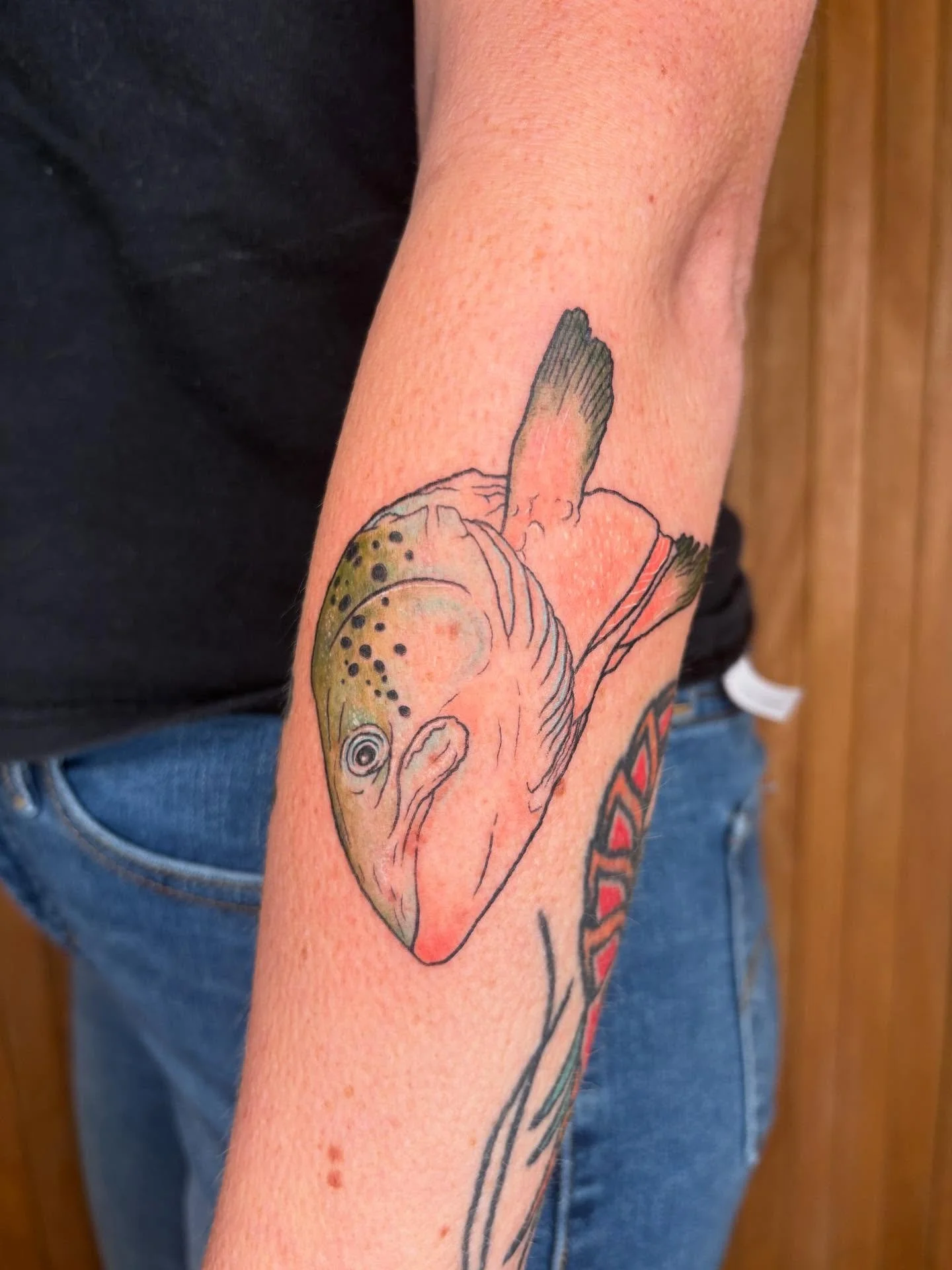 Salmon head for @sheynanigans_ !!!! Thanks so much for letting me do this in color 🥹 

#fishtattoo #fishing #salmon #deadfish #latattoo