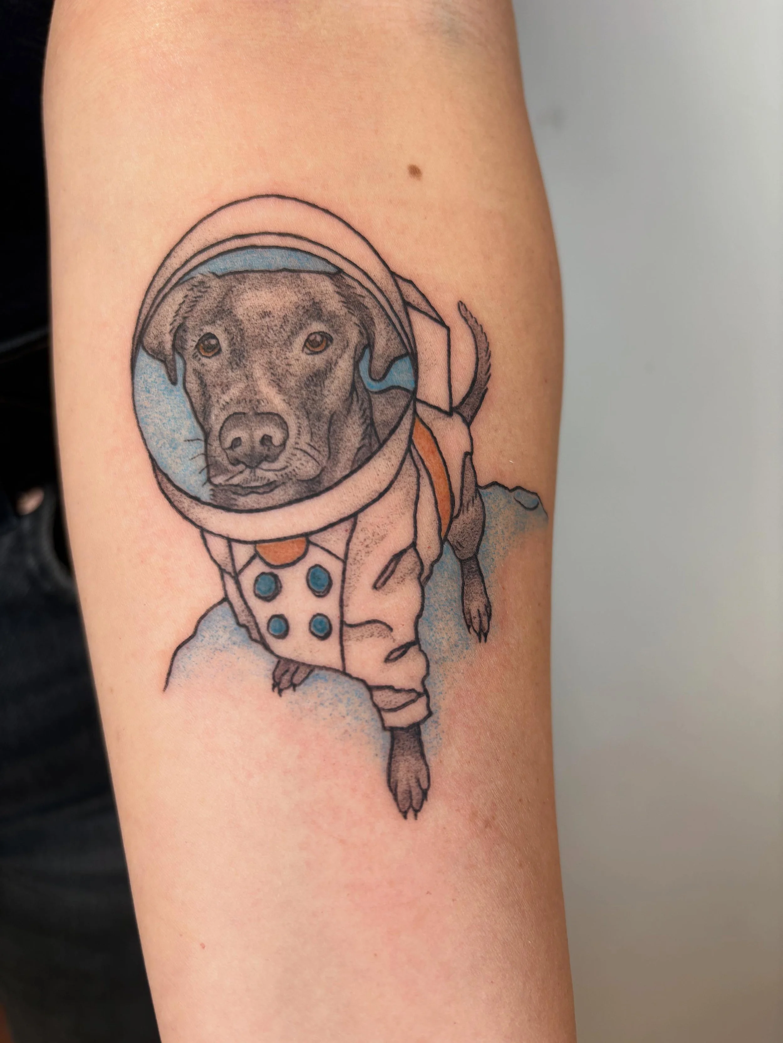 her dog as an astronaut! swipe to see our gorgeous model 💕

#latattoo #colortattoo #dogportraittattoo