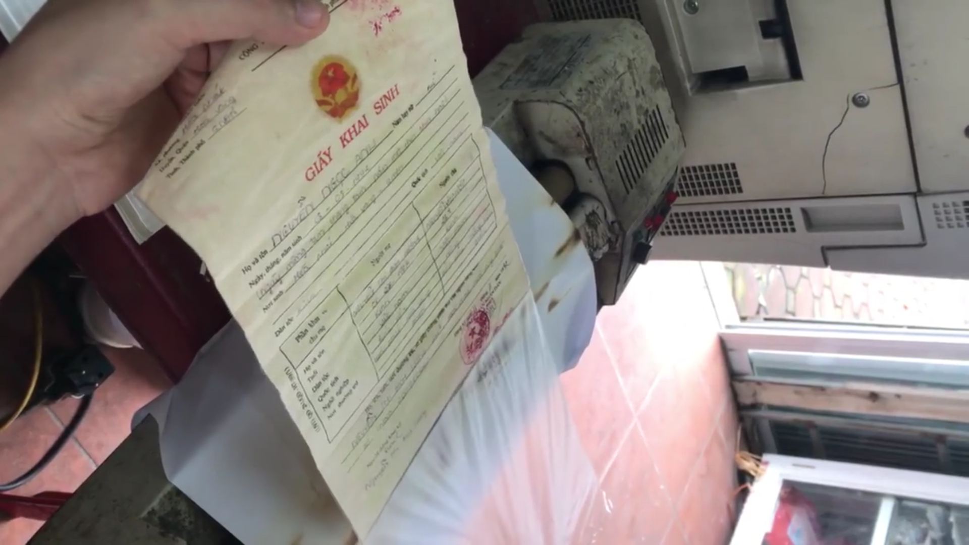 bóc lớp ép giấy khai sinh