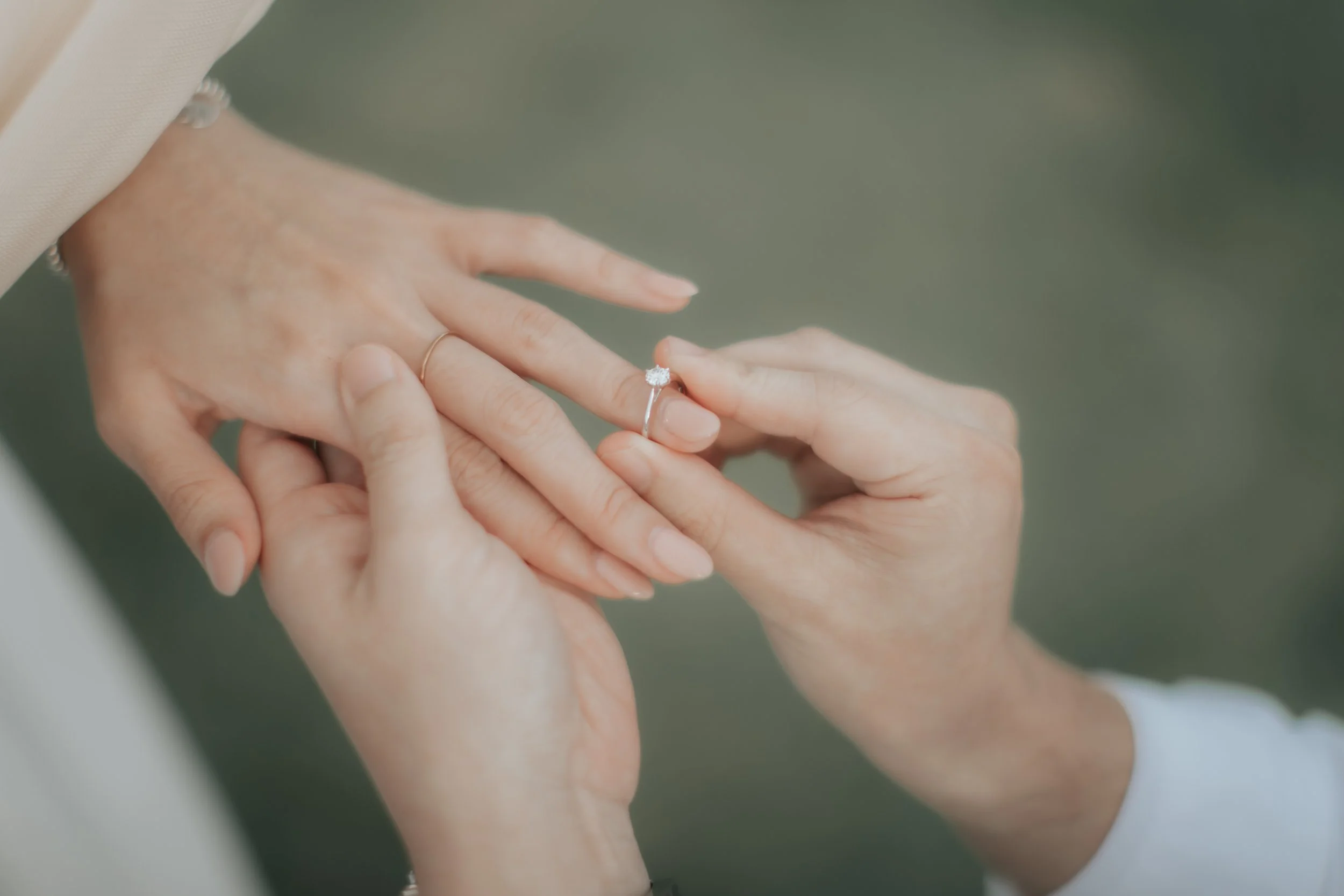 Light and airy close-up proposal photoshoot at Jurong Lake Gardens in Singapore, captured by Arielle for Breadandbutterworks.