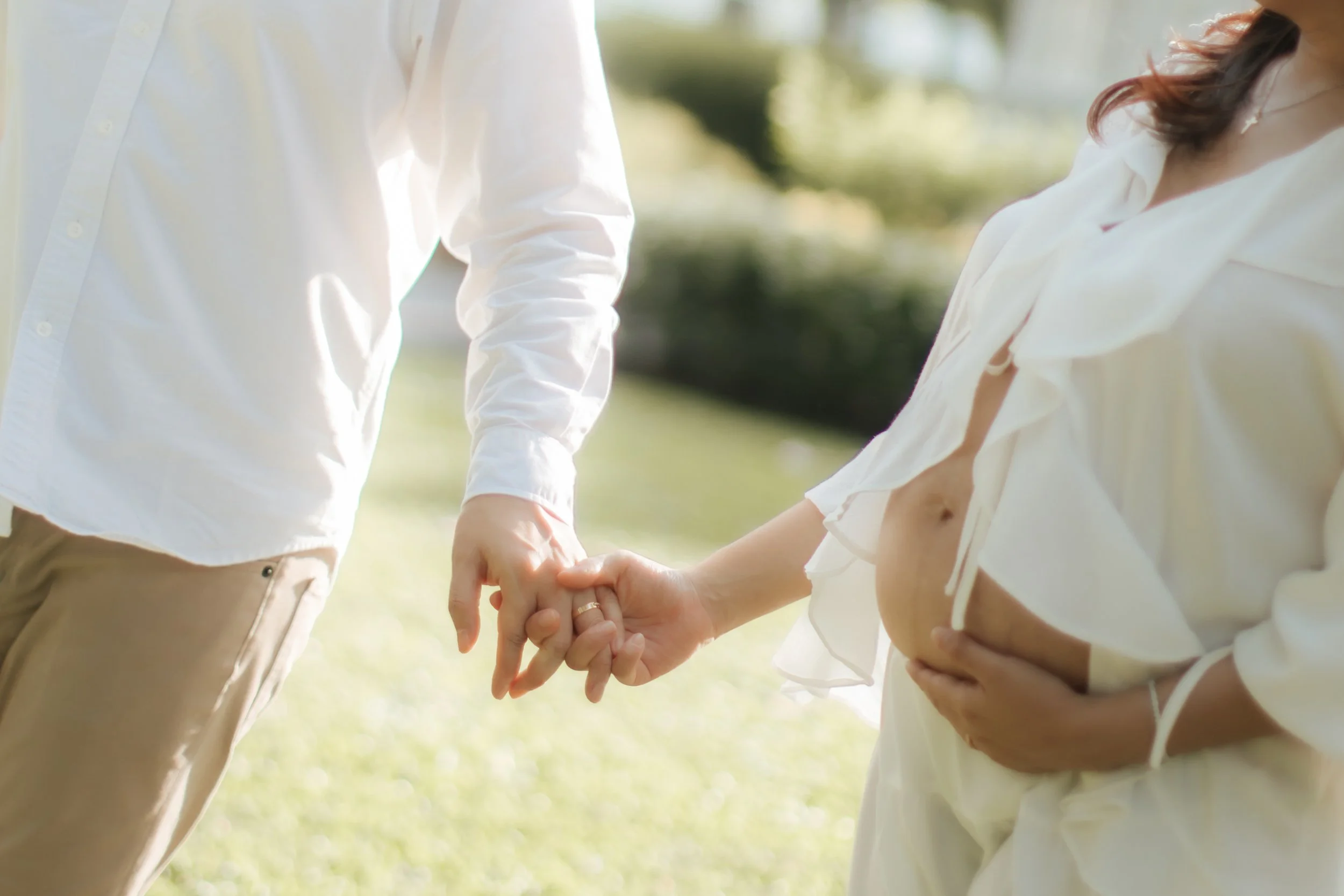 Light and airy close-up shot of a maternity shoot at bandstand, captured by Arielle for Breadandbutterworks.