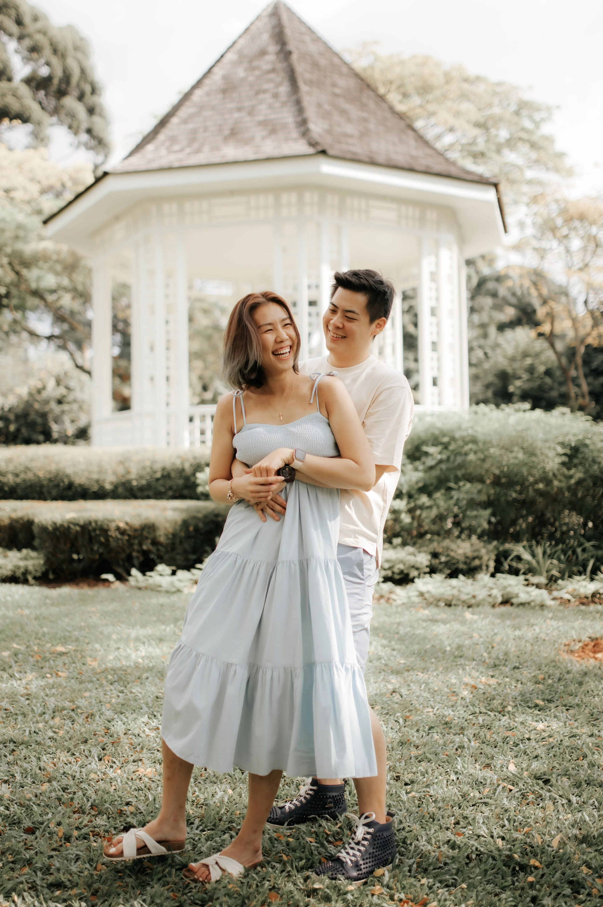 Light and airy family photoshoot in Singapore featuring a young couple, captured by Breadandbutterworks.