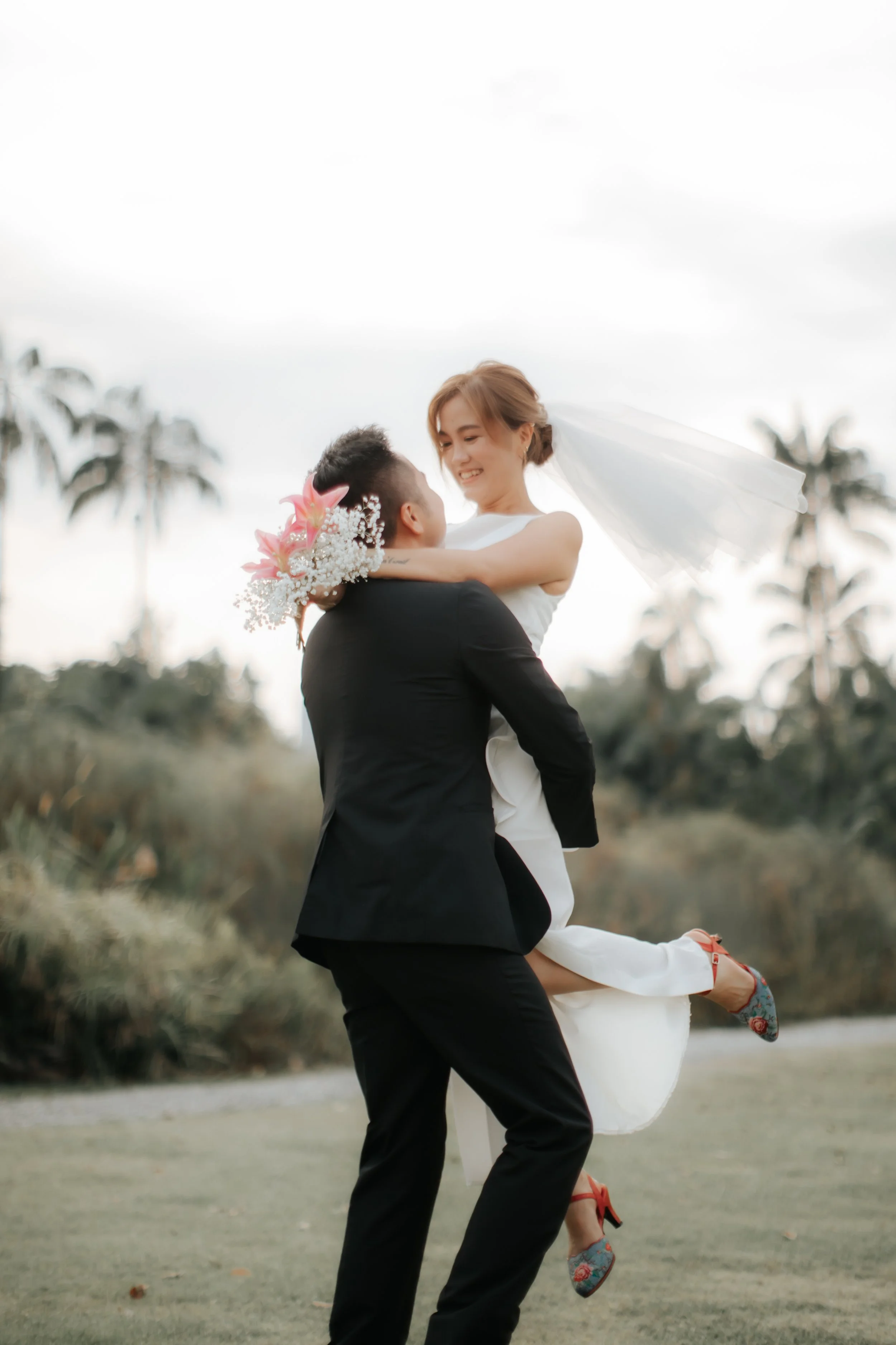 Light and airy pre-wedding photoshoot at Jurong Lake Gardens in Singapore, captured by Ash for Breadandbutterworks.