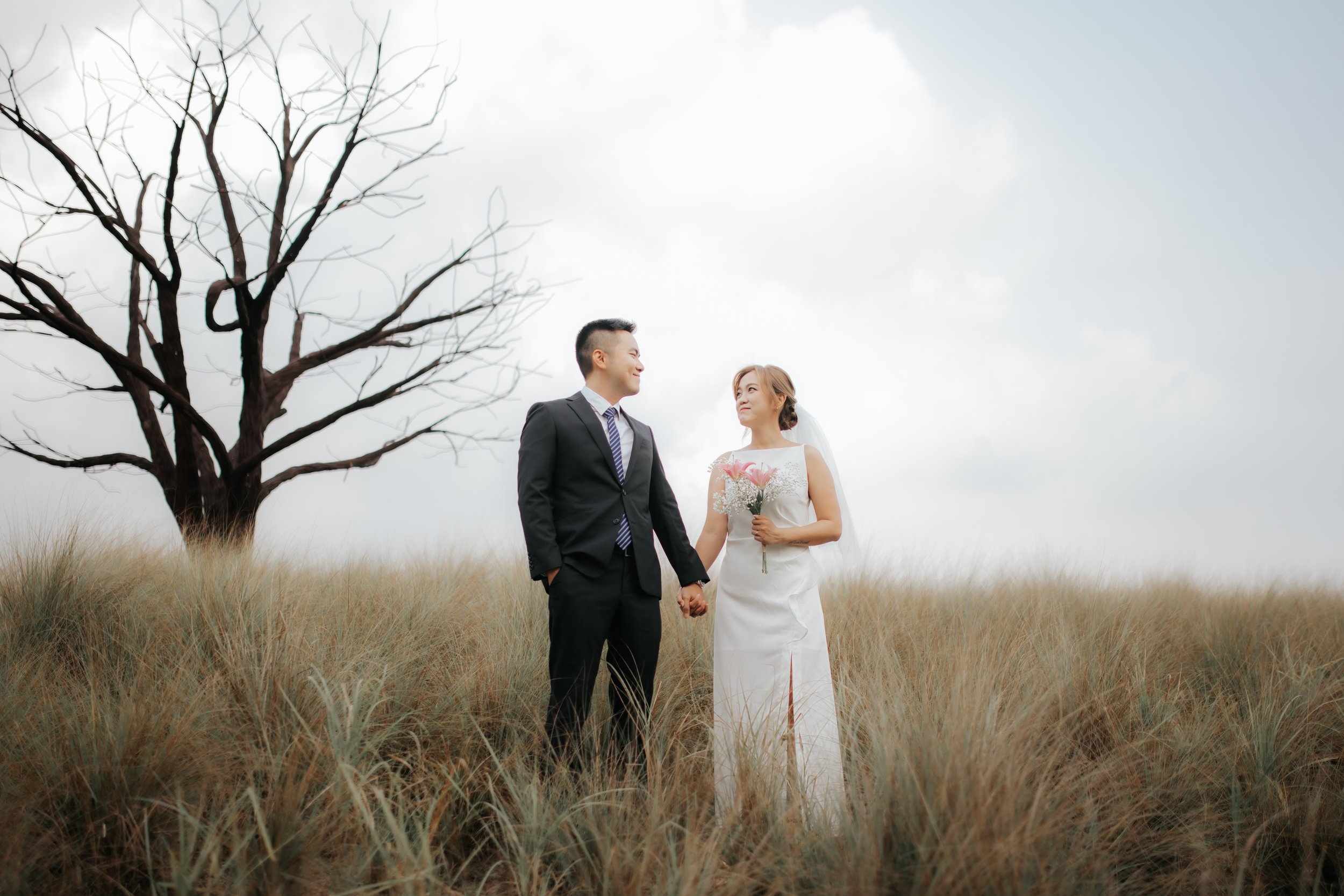 Light and airy pre-wedding photoshoot at Jurong Lake Gardens in Singapore, captured by Ash for Breadandbutterworks.
