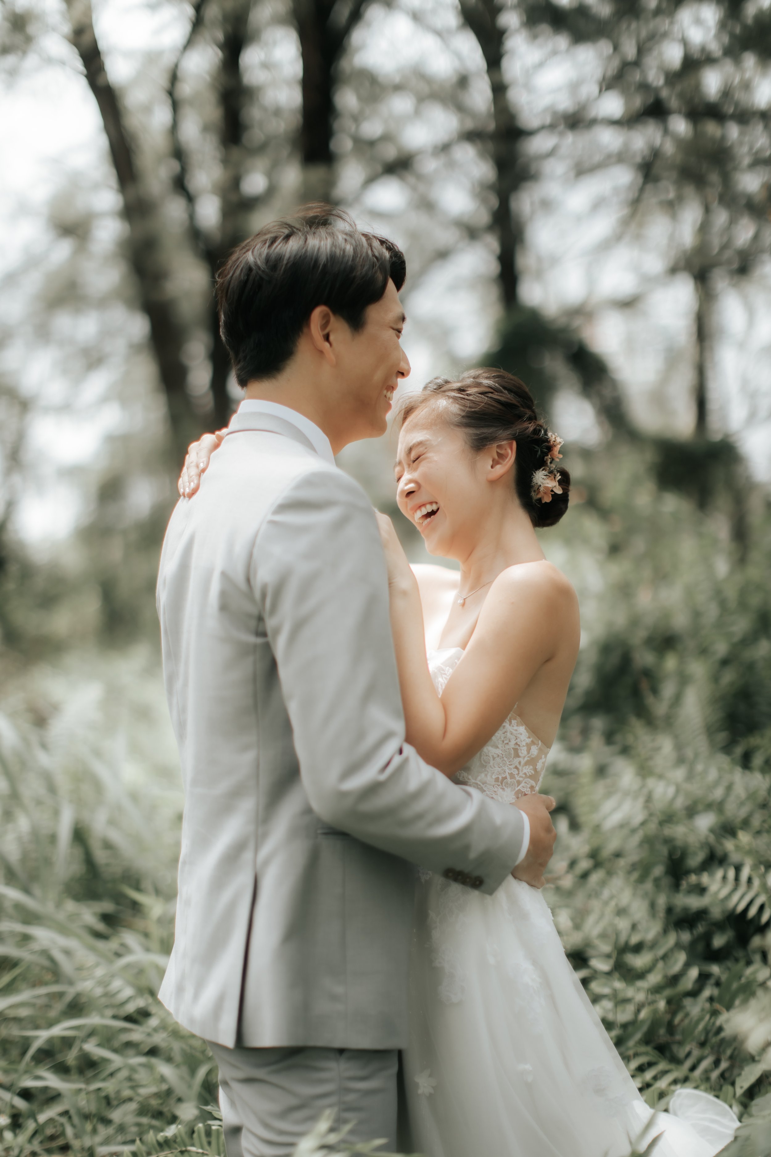 Relaxed and natural outdoor pre-wedding photoshoot at Coney Island Singapore, captured by Arielle for Breadandbutterworks.