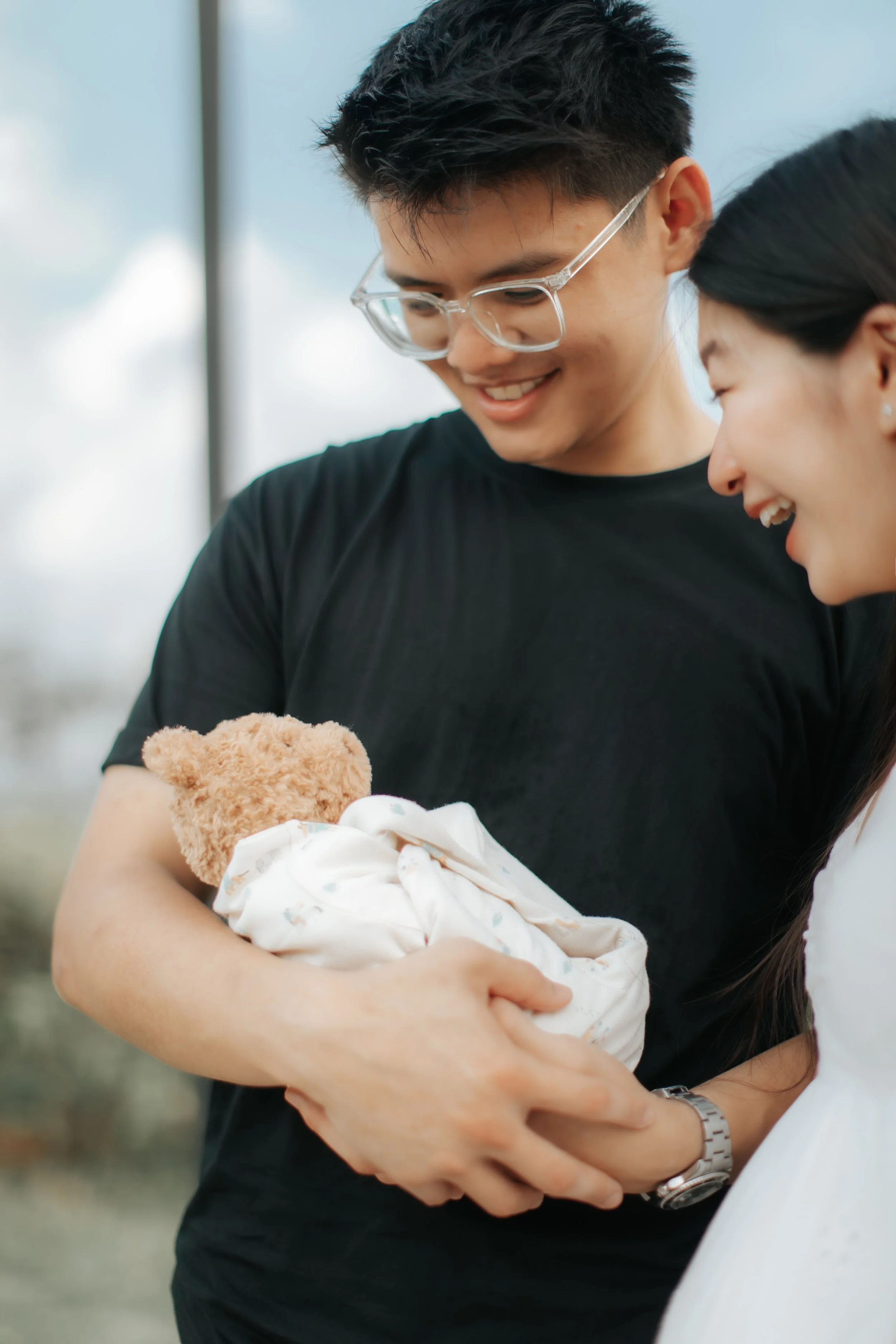 Whisical maternity shoot at sunset at East Coast Park in Singapore, captured by Arielle for Breadandbutterworks.