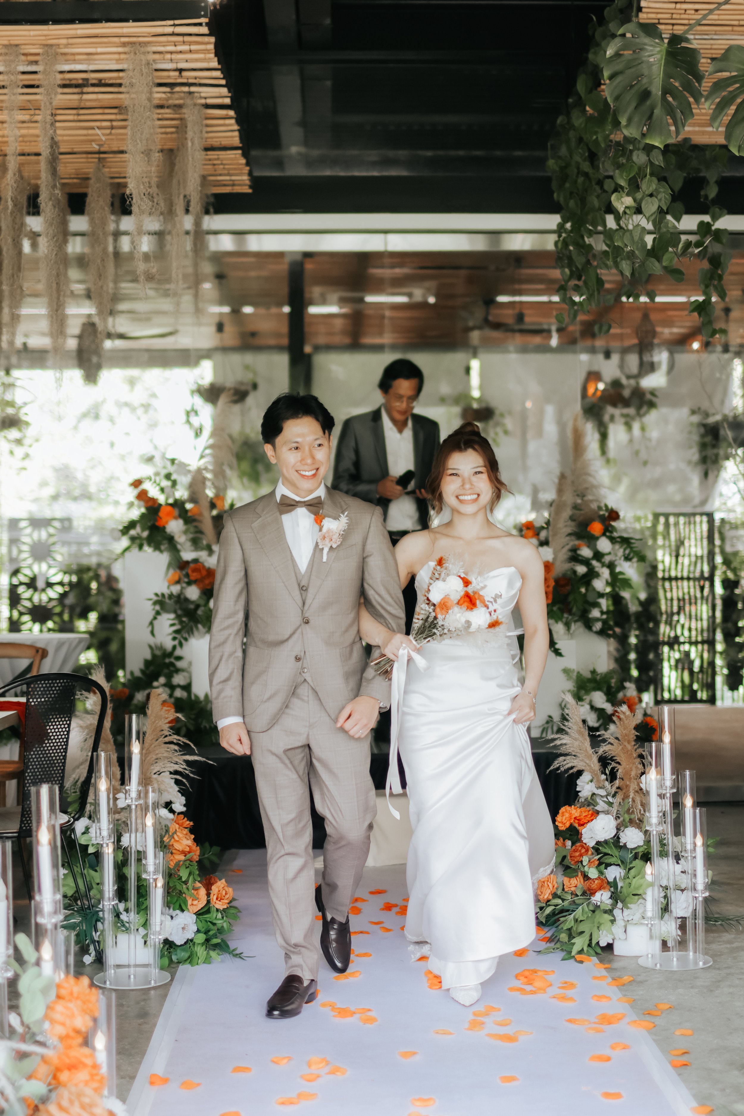 Light and airy actual day wedding photoshoot at Canopy HortPark, couple walks down the aisle at their wedding venue. Captured by Arielle from Breadandbutterworks.